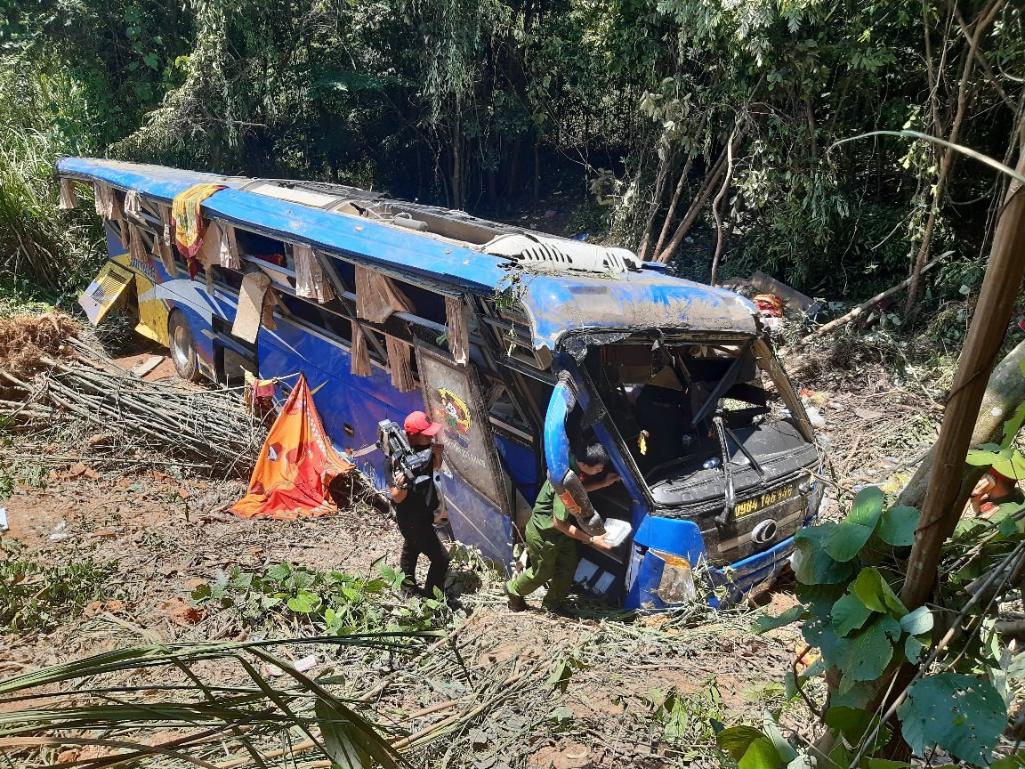 Cận cảnh hiện trường xe khách lao xuống vực khiến ít nhất 5 người chết ảnh 2