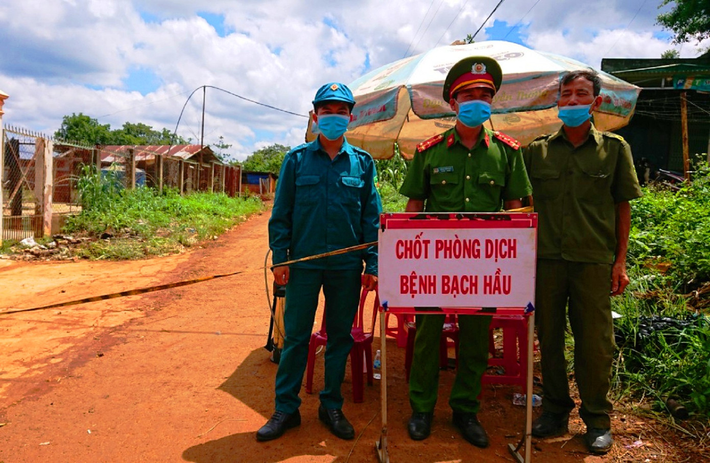 Vào tâm dịch bạch hầu Đắk Nông, chứng kiến người sợ tiêm bỏ trốn ảnh 2