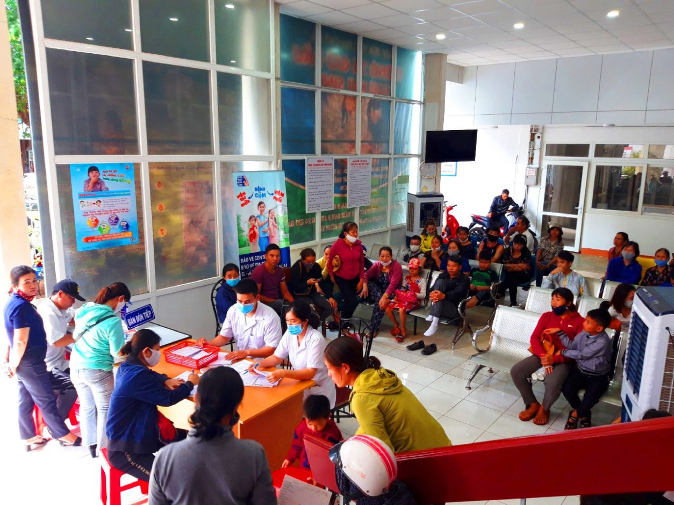 Sợ bạch hầu, dân Đắk Lắk đổ xô đi tiêm vắc xin dịch vụ ảnh 2