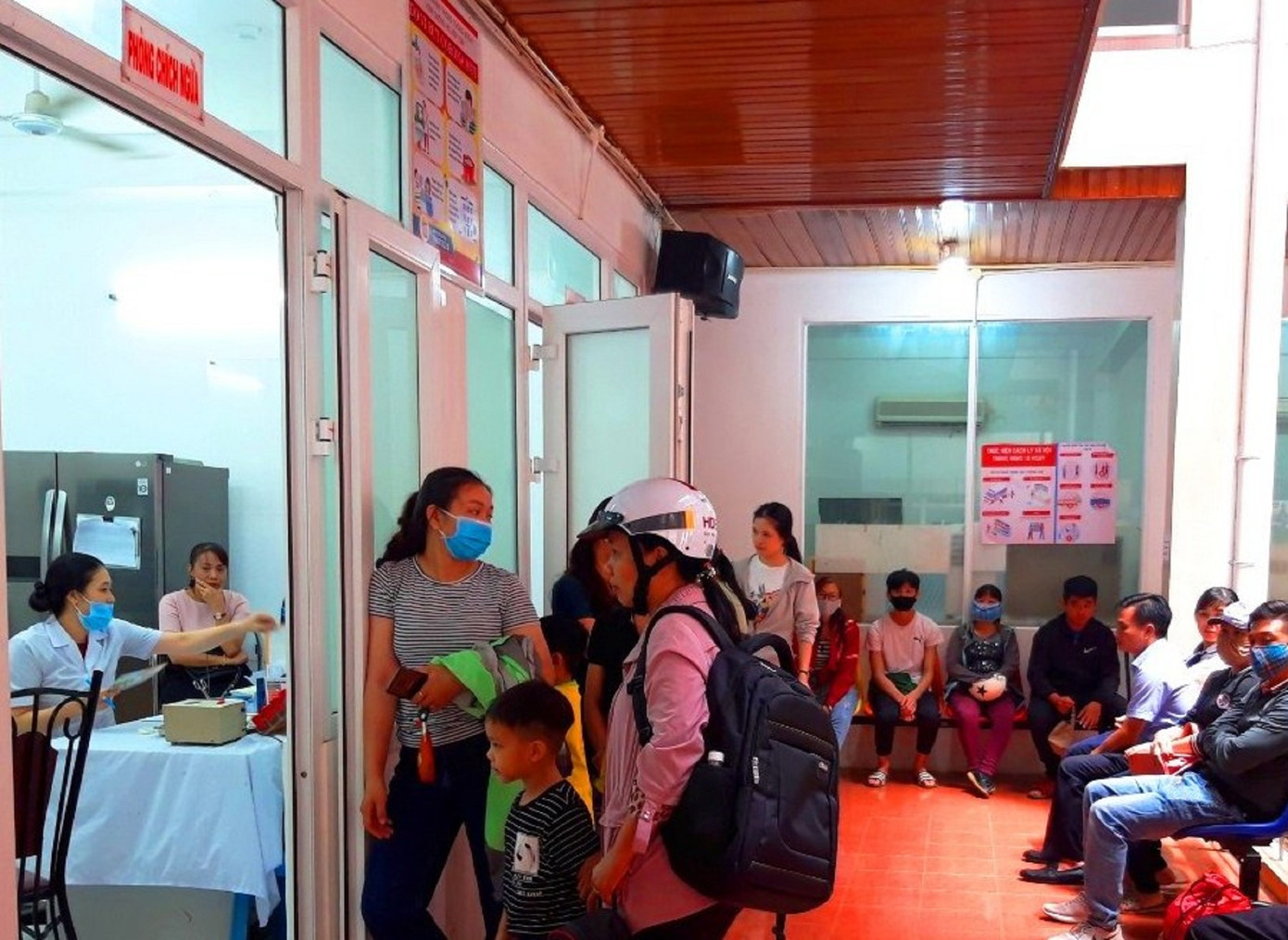 Sợ bạch hầu, dân Đắk Lắk đổ xô đi tiêm vắc xin dịch vụ ảnh 1