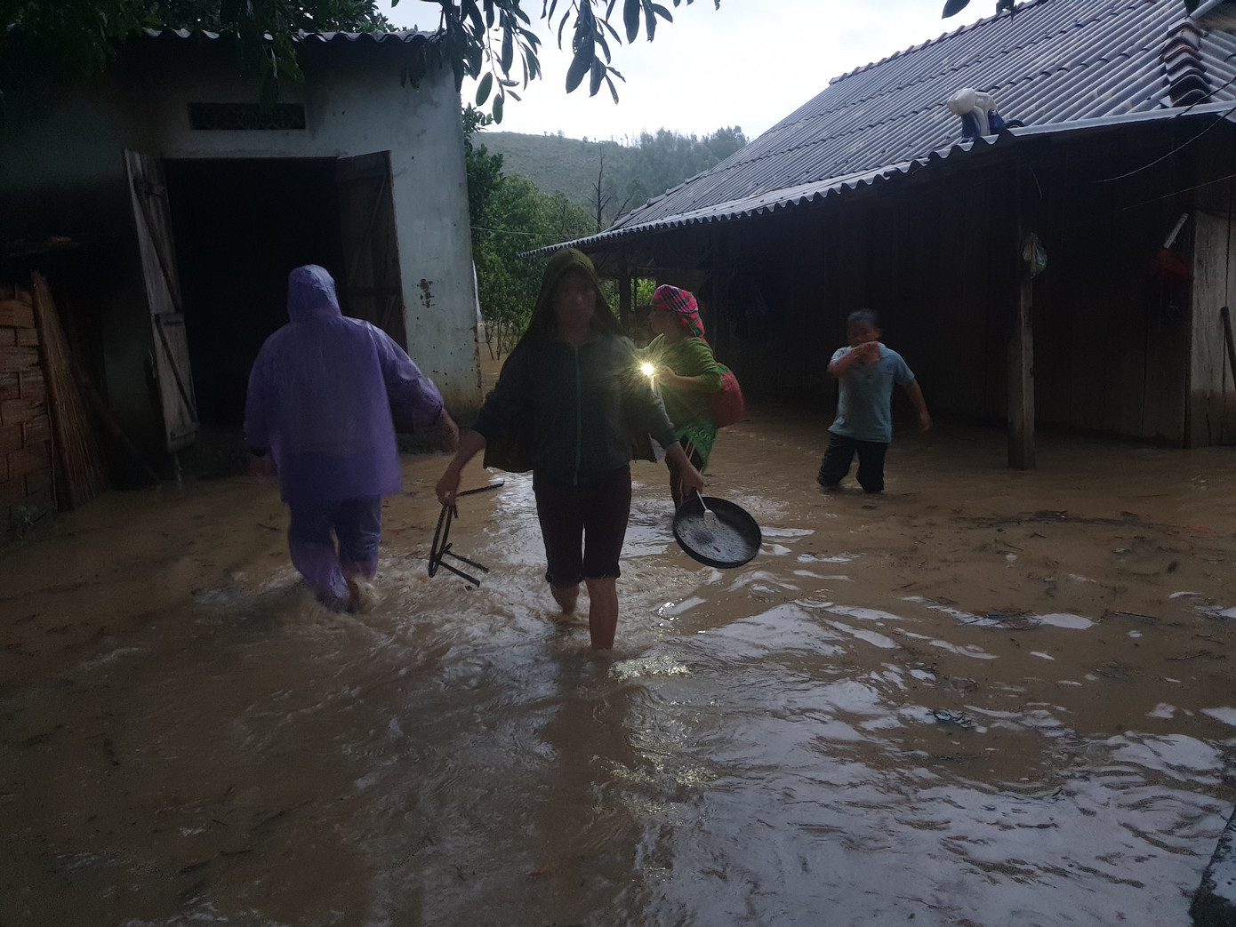 Tây Nguyên nỗ lực khắc phục thiệt hại do bão lũ ảnh 6