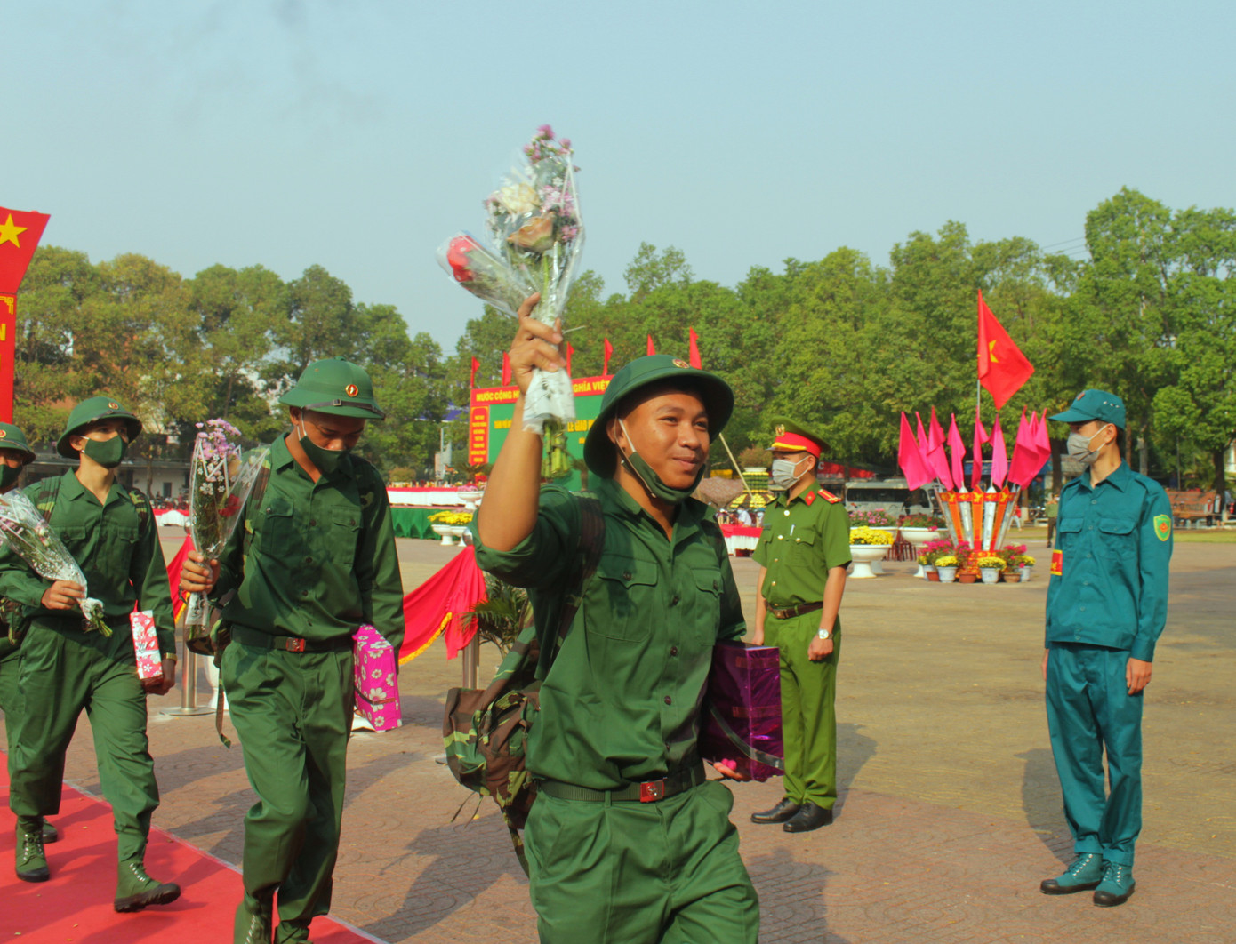 Tân binh các tỉnh thành náo nức lên đường nhập ngũ ảnh 9
