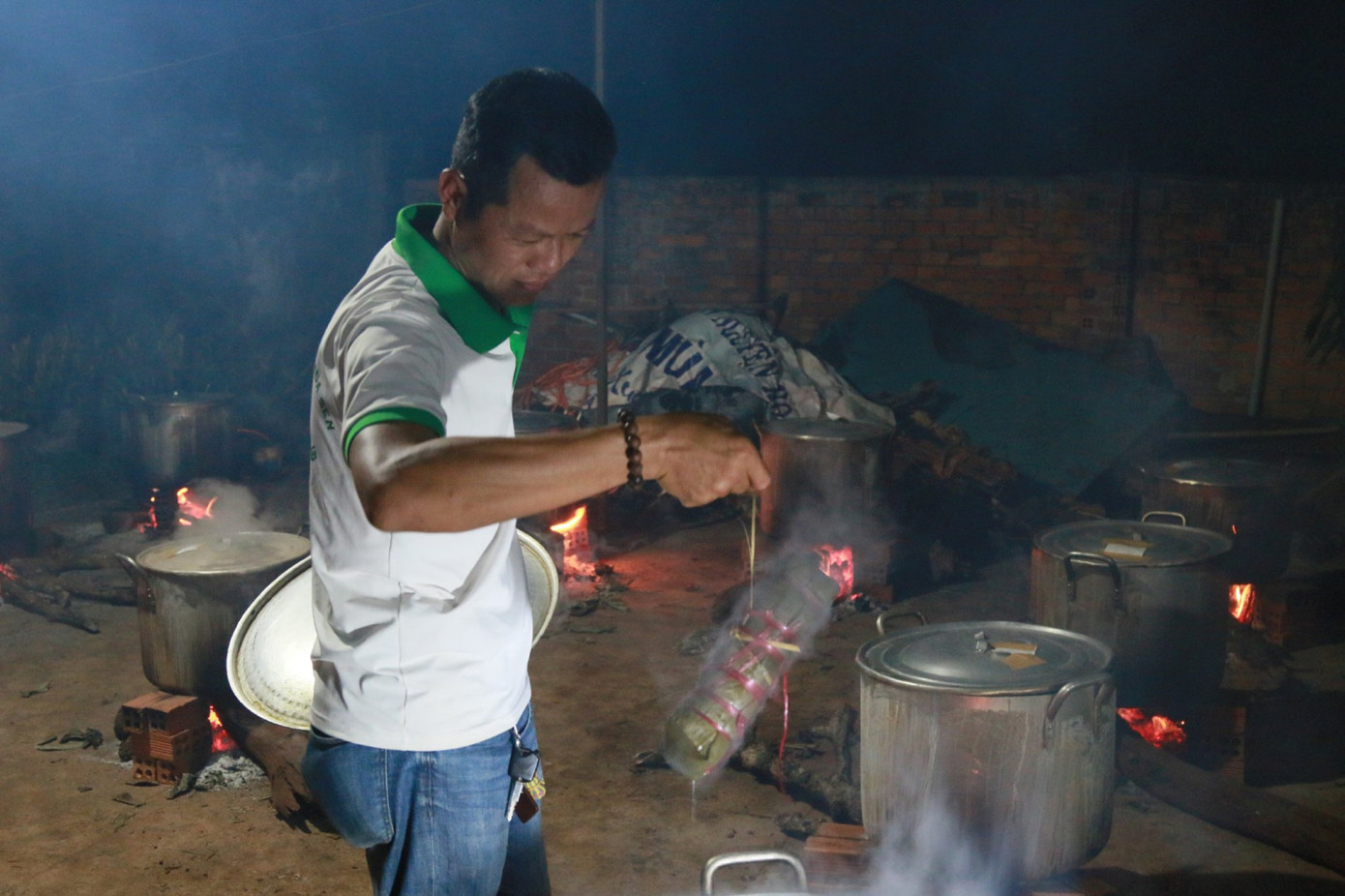 Tây Nguyên: Trắng đêm nổi lửa nấu hàng nghìn bánh tét tặng miền Trung ảnh 2