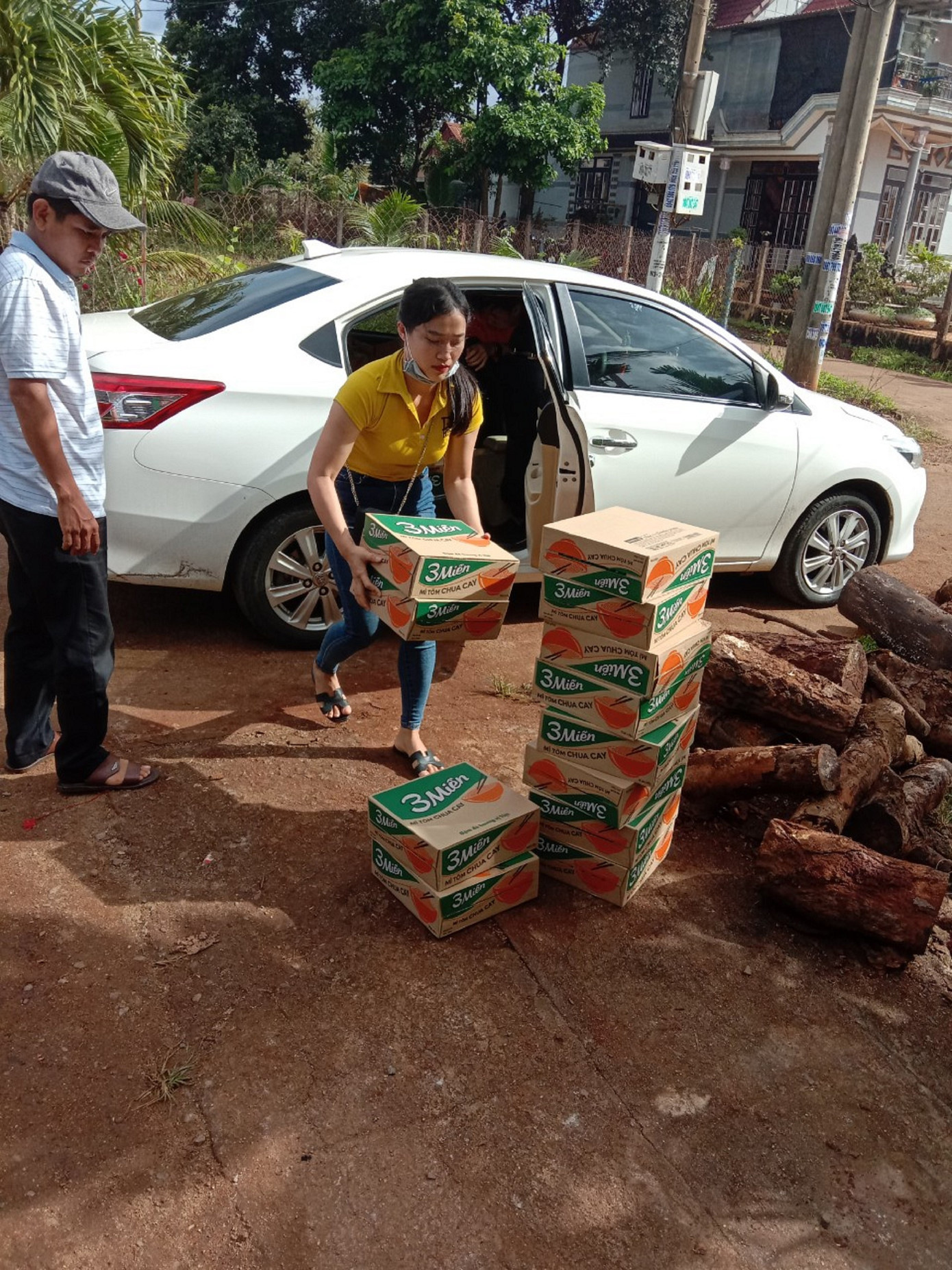Tây Nguyên: Trắng đêm nổi lửa nấu hàng nghìn bánh tét tặng miền Trung ảnh 4