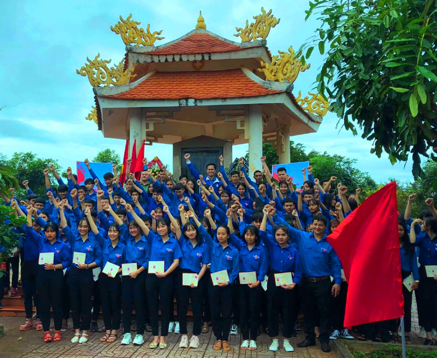 Tuổi trẻ Đắk Lắk mang niềm vui về buôn làng ảnh 1