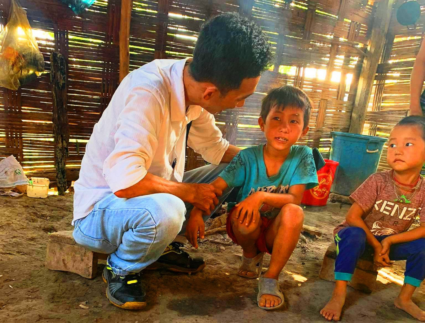 Bên trong ngôi làng của 4 đứa trẻ ăn ve sầu với cơm nguội ảnh 6