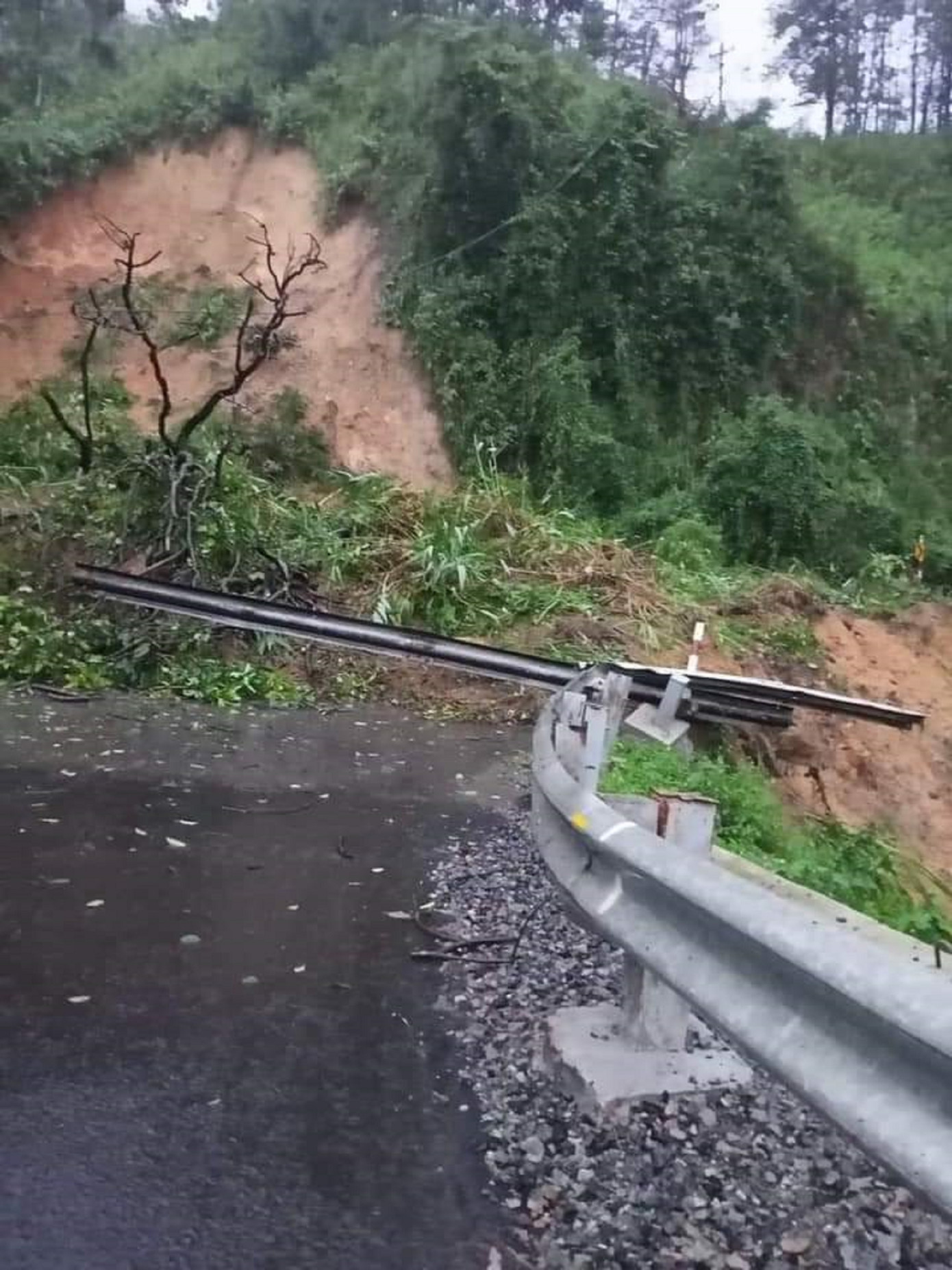 Quốc lộ 26 sụt lún, đường Đắk Lắk - Khánh Hoà tê liệt ảnh 4