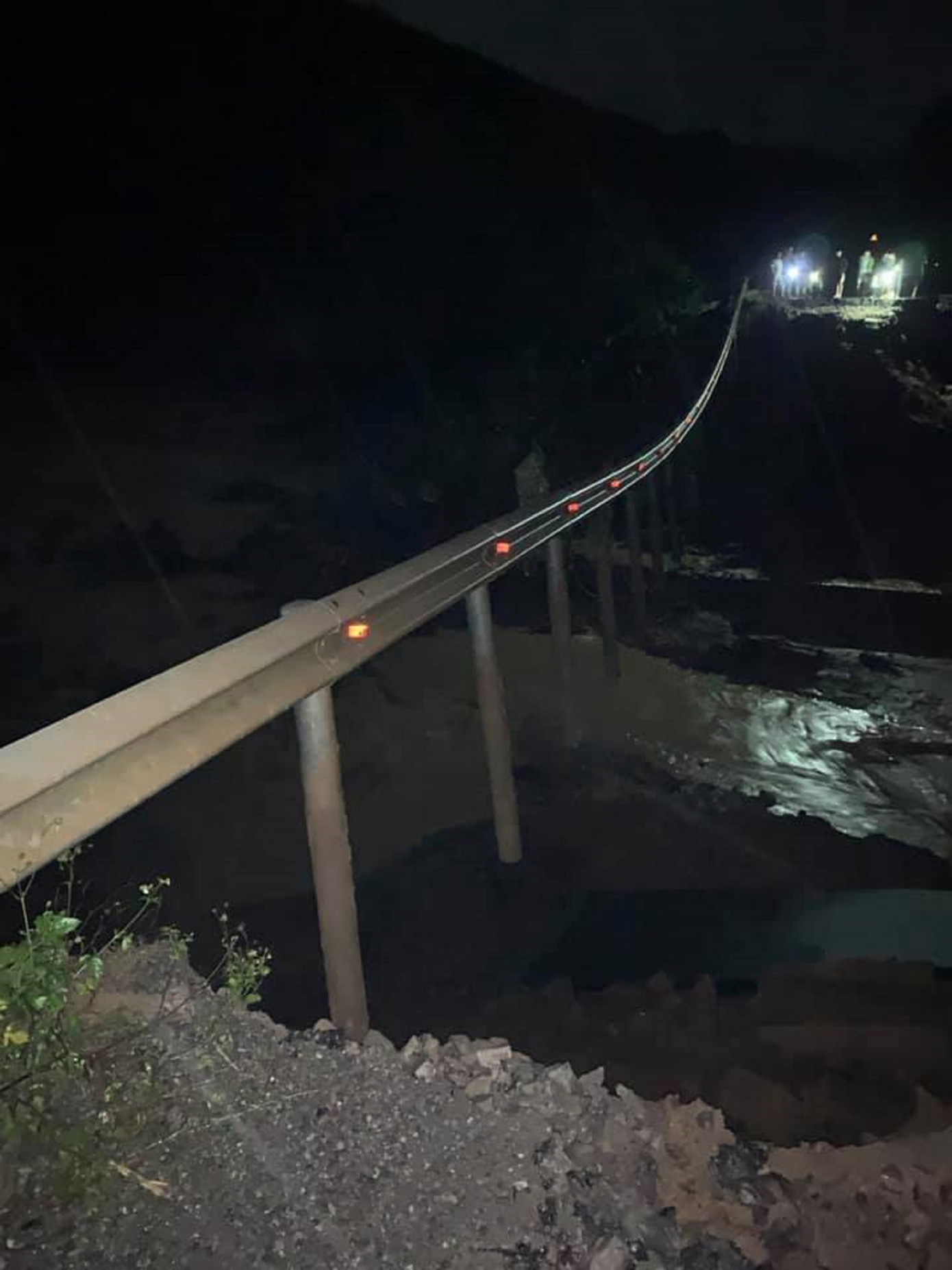 Quốc lộ 26 sụt lún, đường Đắk Lắk - Khánh Hoà tê liệt ảnh 2