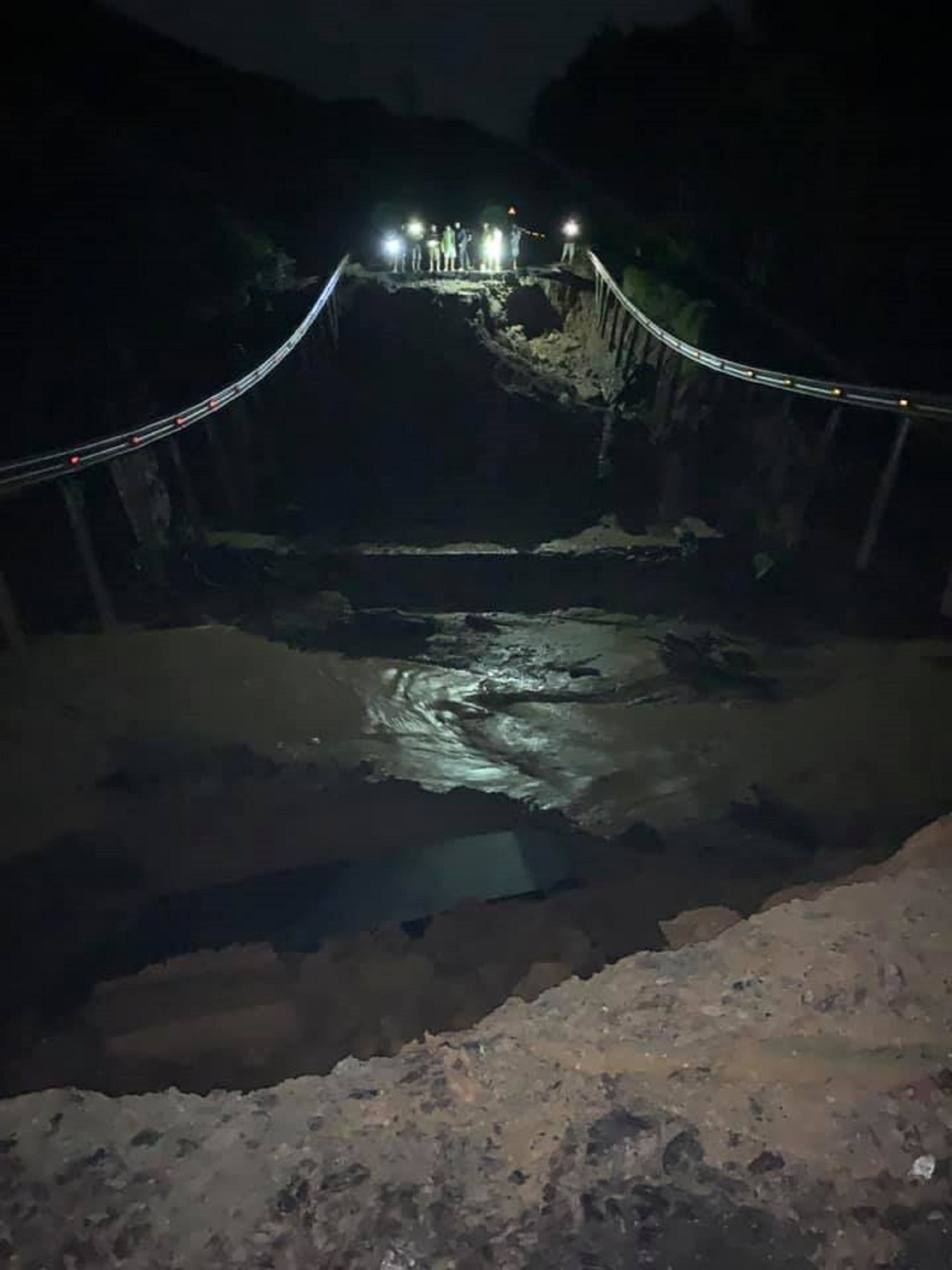 Quốc lộ 26 sụt lún, đường Đắk Lắk - Khánh Hoà tê liệt ảnh 3