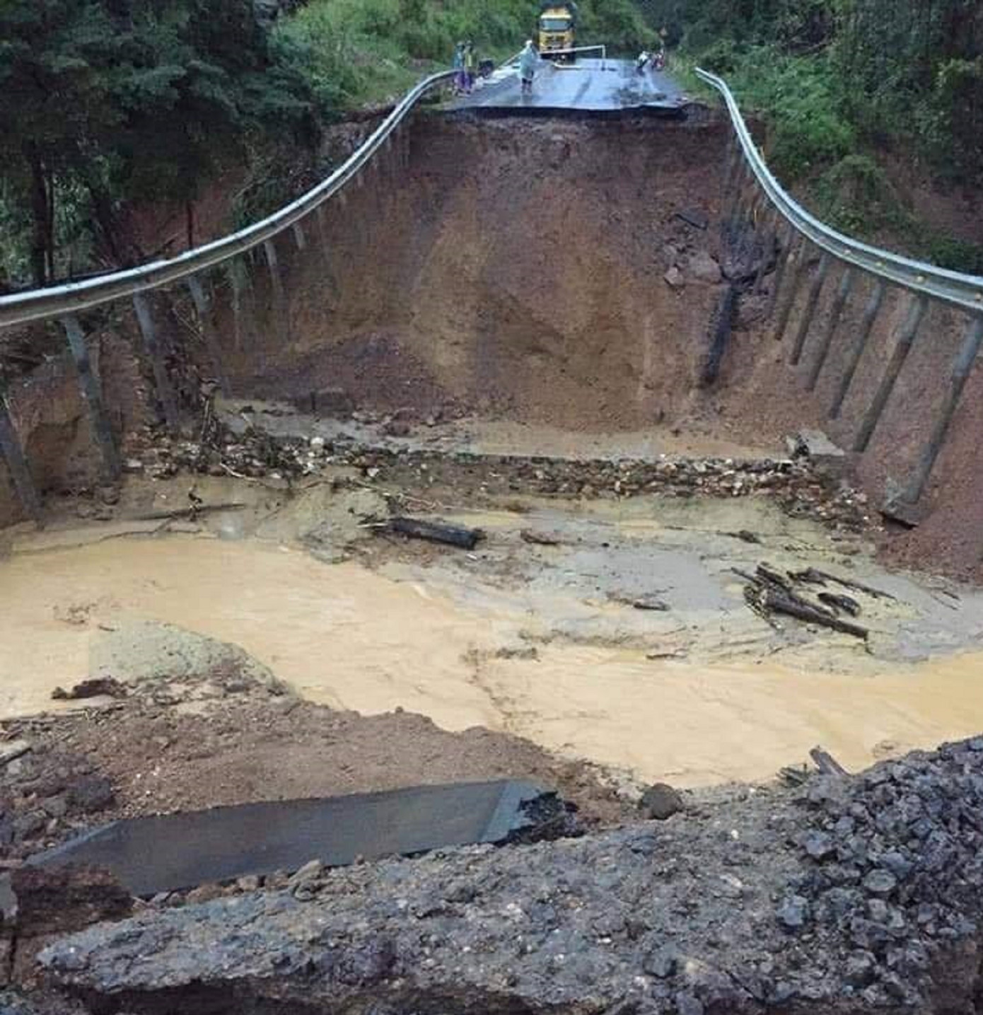 Quốc lộ 26 sụt lún, đường Đắk Lắk - Khánh Hoà tê liệt ảnh 1