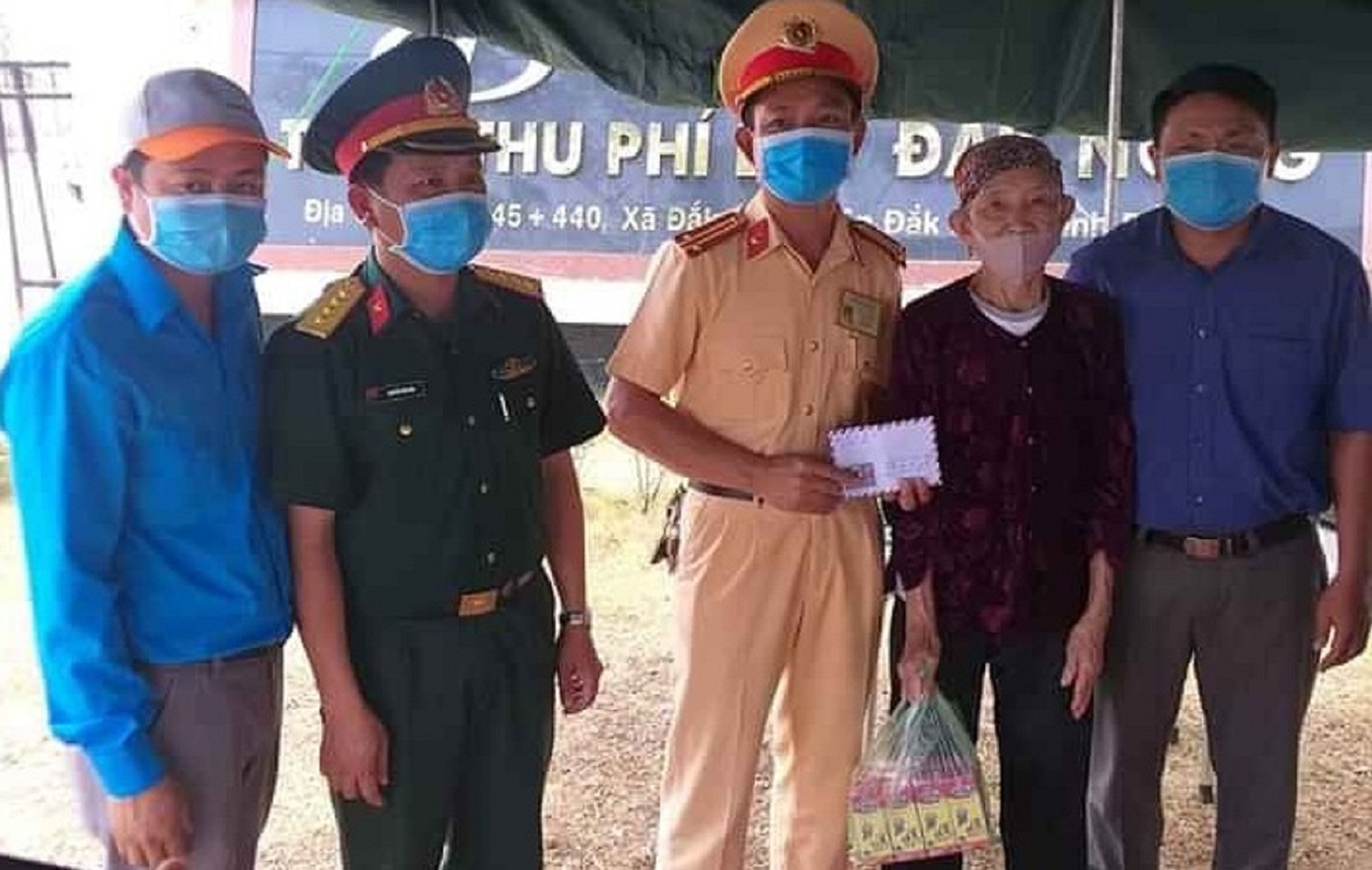 Cụ bà gần 90 tuổi cùng em nhỏ tặng heo đất cho tuyến đầu chống dịch ảnh 2