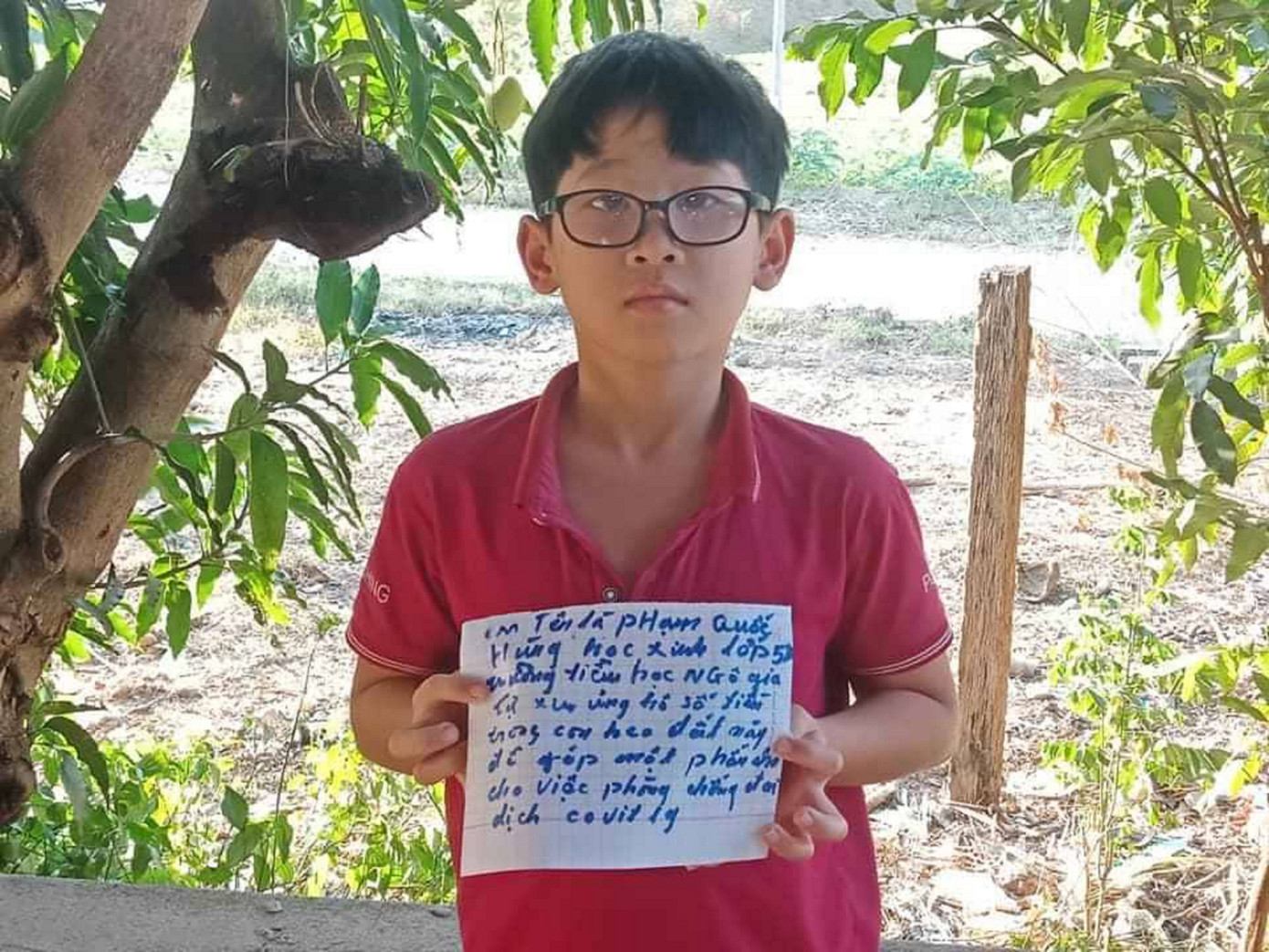 Cụ bà gần 90 tuổi cùng em nhỏ tặng heo đất cho tuyến đầu chống dịch ảnh 1