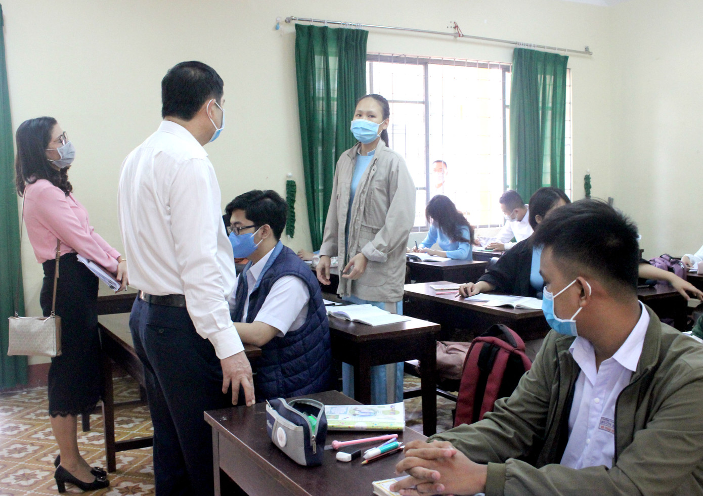 Đắk Lắk: Chia đôi lớp học 2 ca, đeo khẩu trang suốt buổi ảnh 2