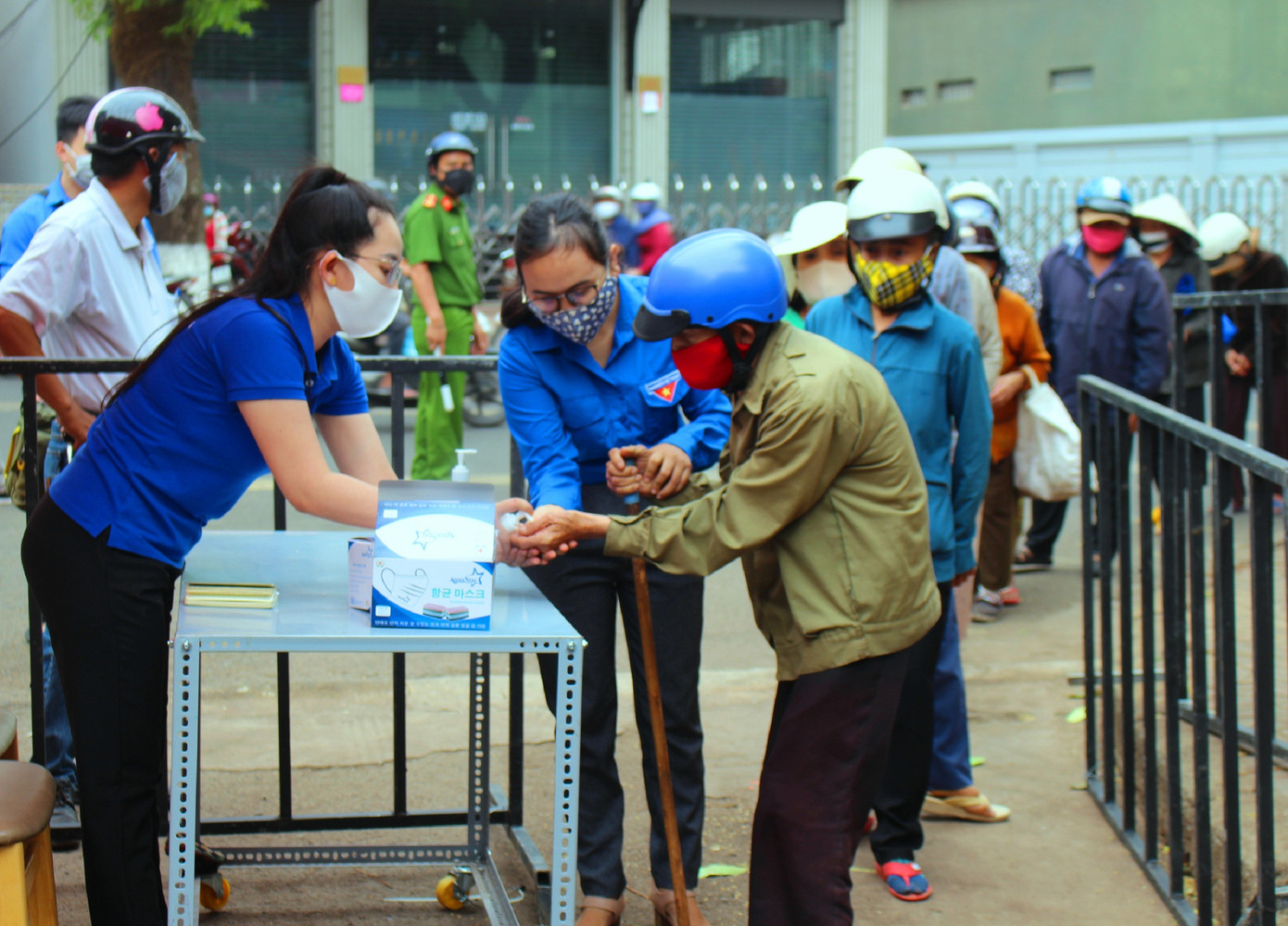 Xếp hàng nhận gạo tại cây ATM do thanh niên Đắk Lắk lập ảnh 1