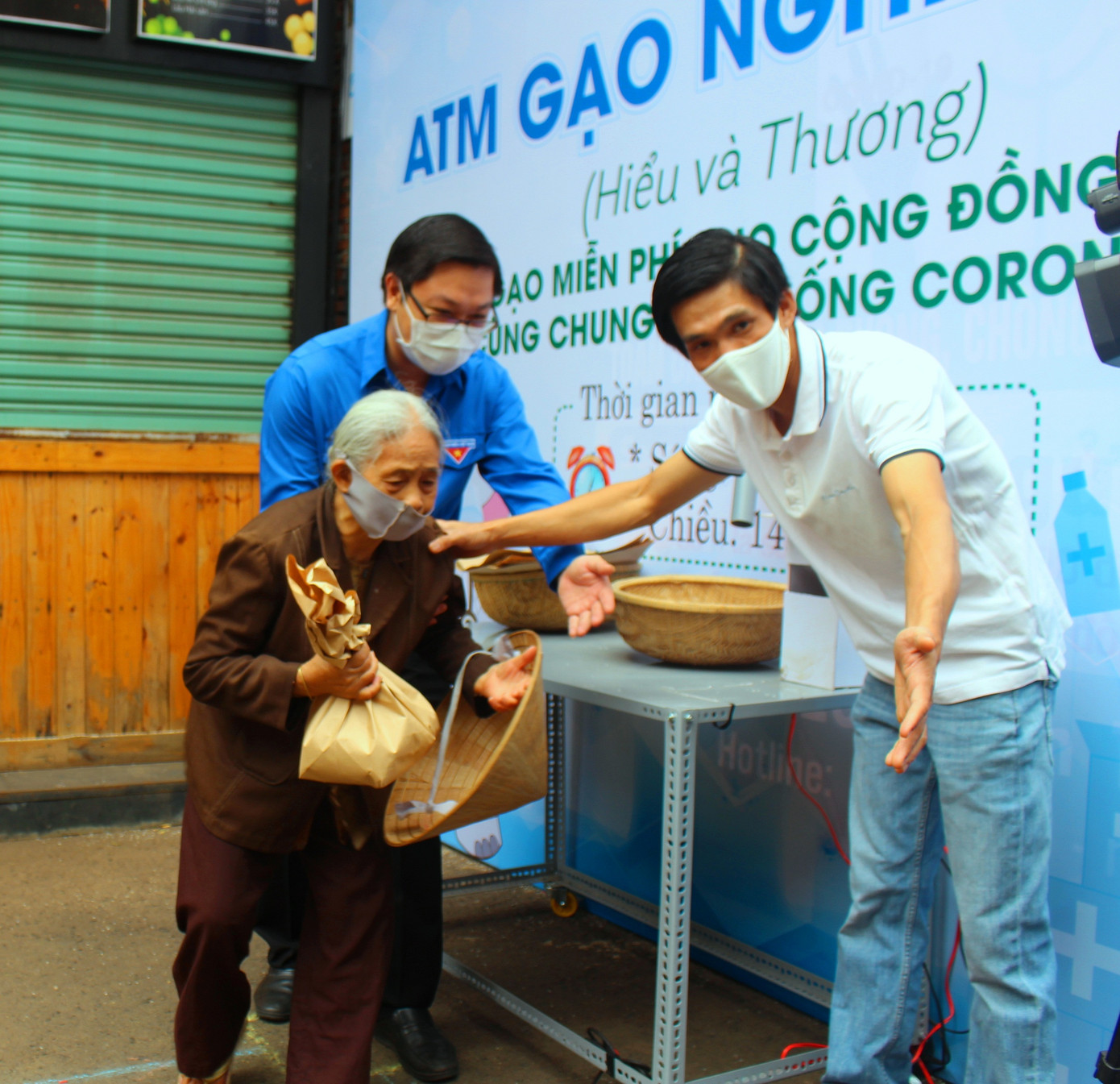 Xếp hàng nhận gạo tại cây ATM do thanh niên Đắk Lắk lập ảnh 3