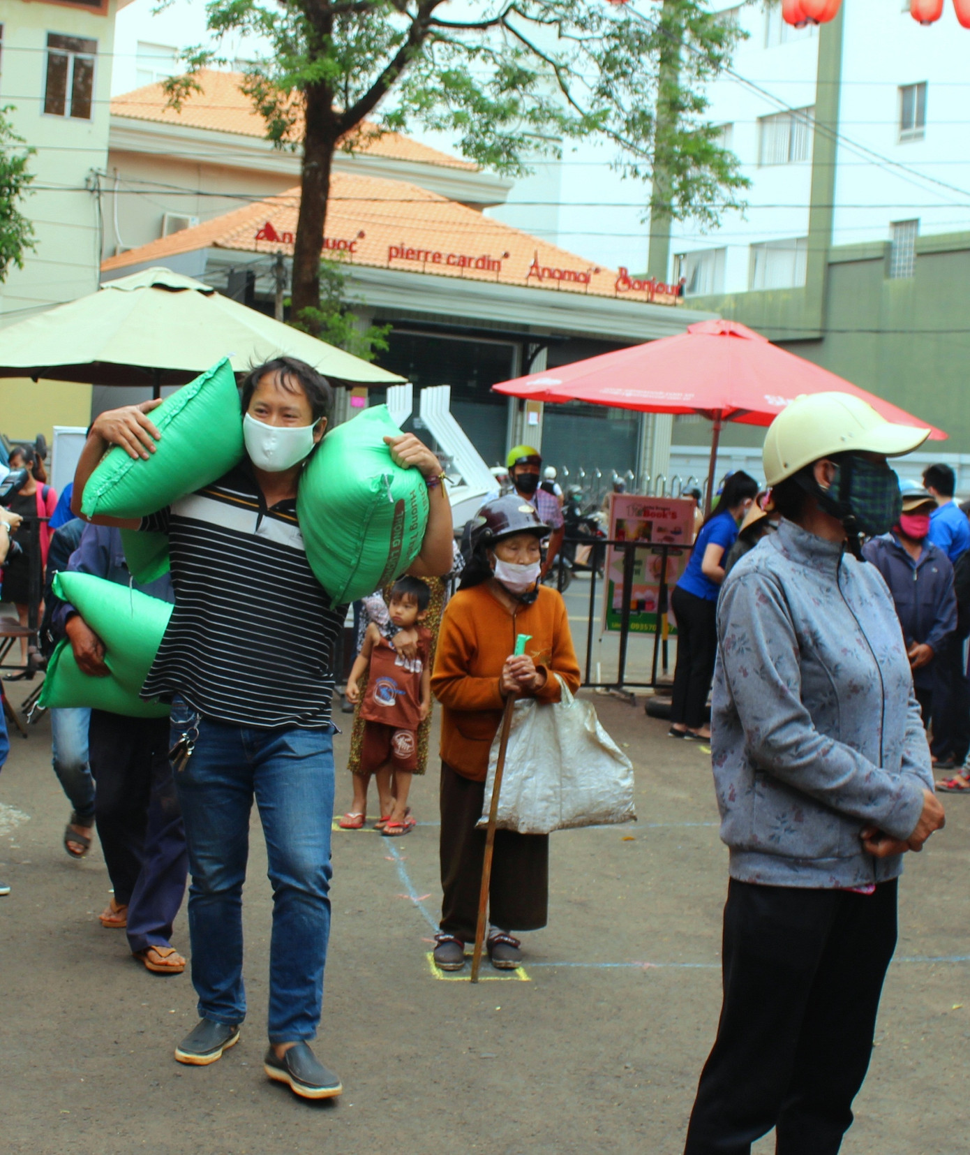 Xếp hàng nhận gạo tại cây ATM do thanh niên Đắk Lắk lập ảnh 6