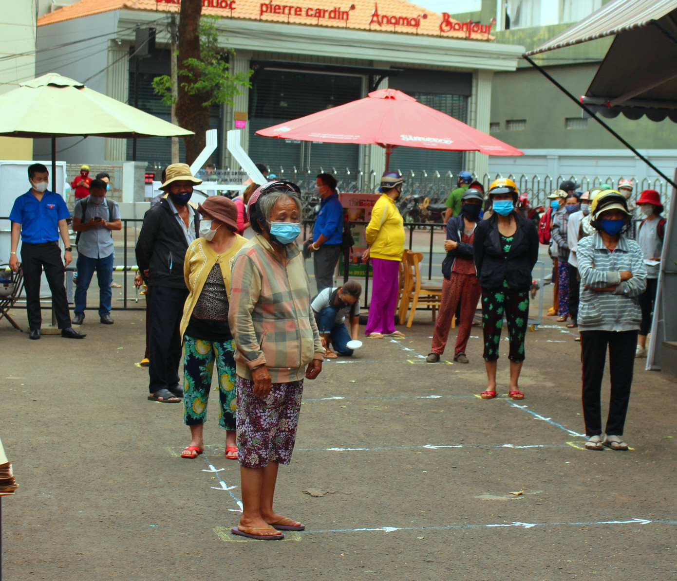 Xếp hàng nhận gạo tại cây ATM do thanh niên Đắk Lắk lập ảnh 2