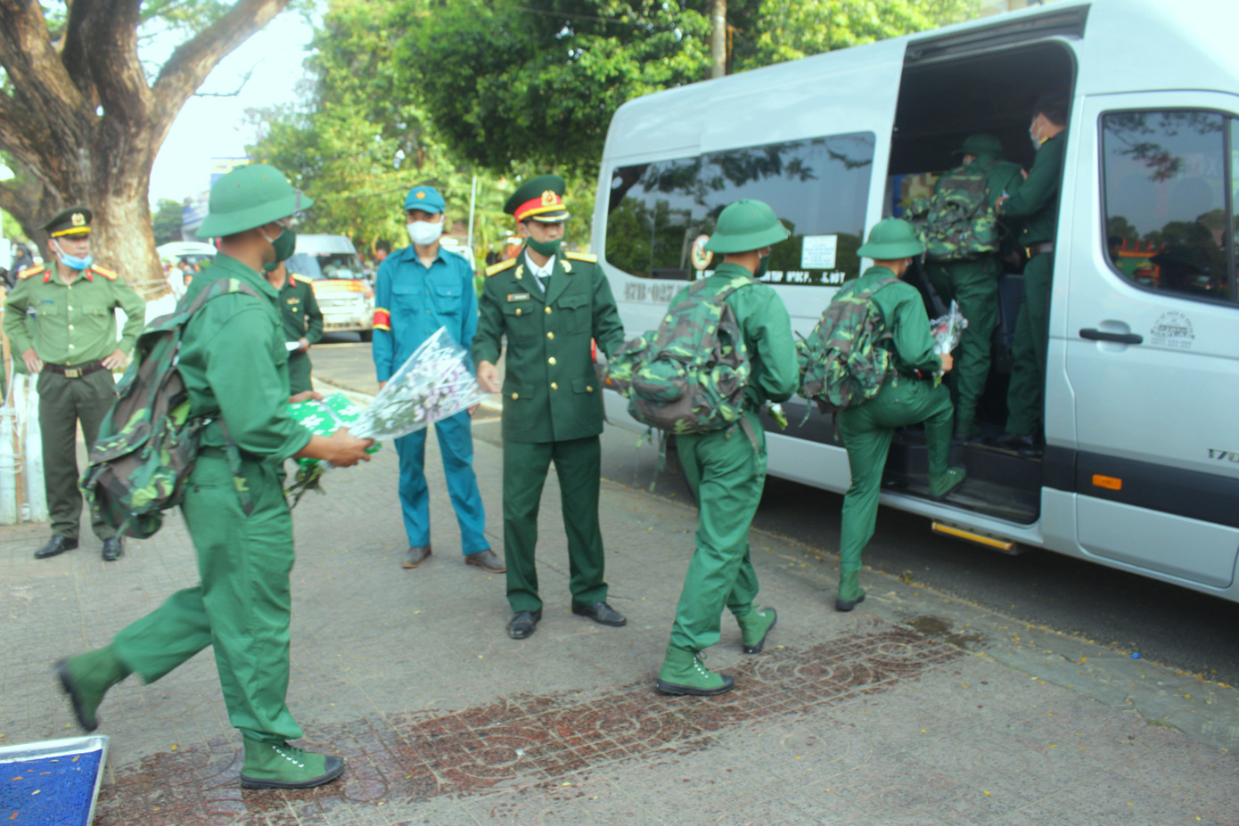 Tân binh các tỉnh thành náo nức lên đường nhập ngũ ảnh 10
