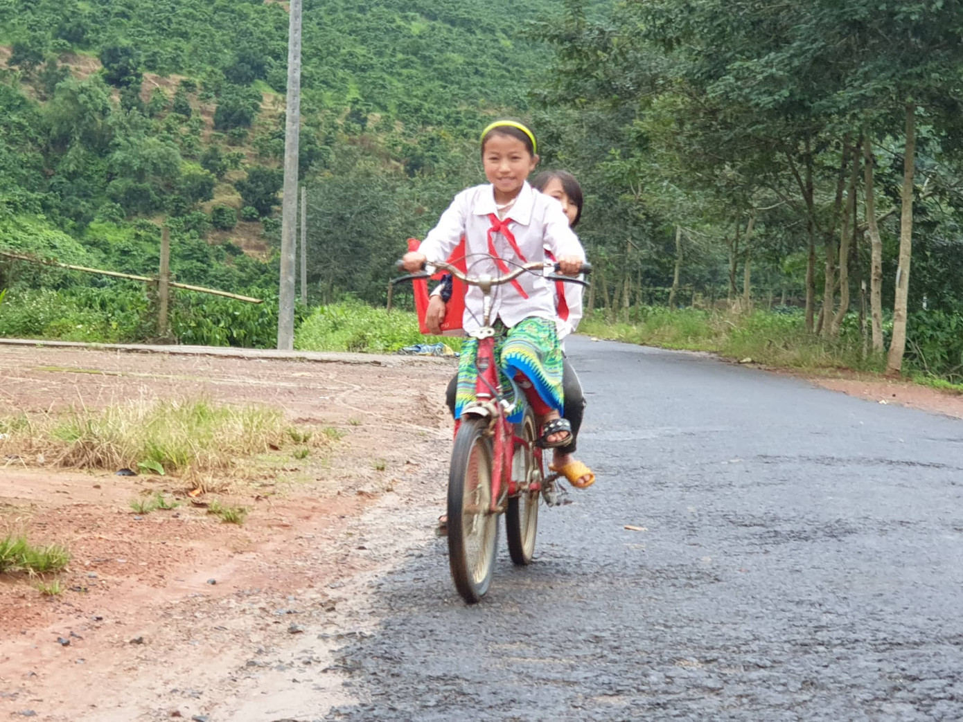 Vùng sâu Đắk Nông đội mưa khai giảng ảnh 5