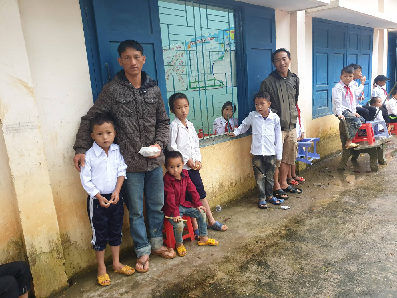 Vùng sâu Đắk Nông đội mưa khai giảng ảnh 2