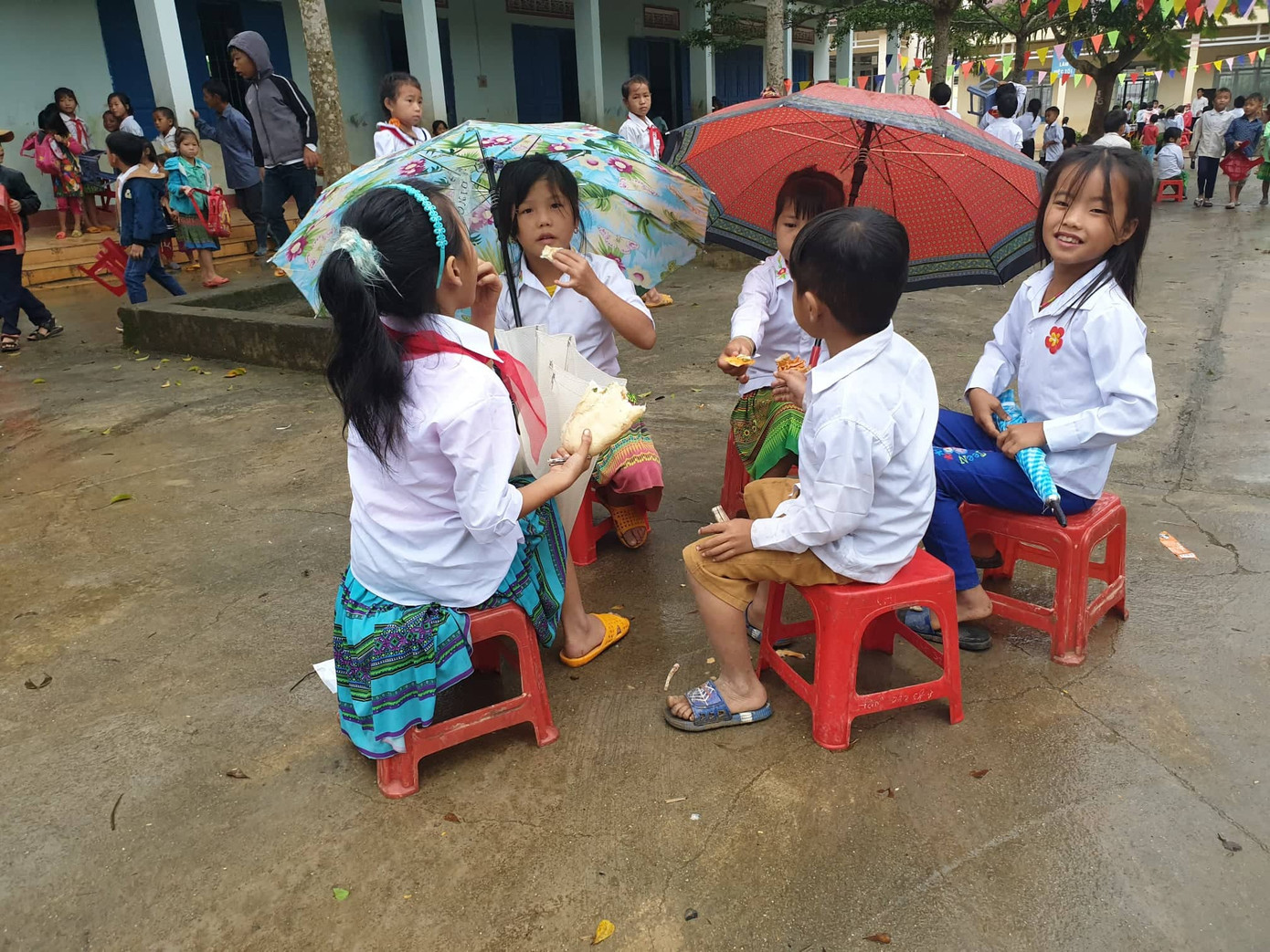 Vùng sâu Đắk Nông đội mưa khai giảng ảnh 4