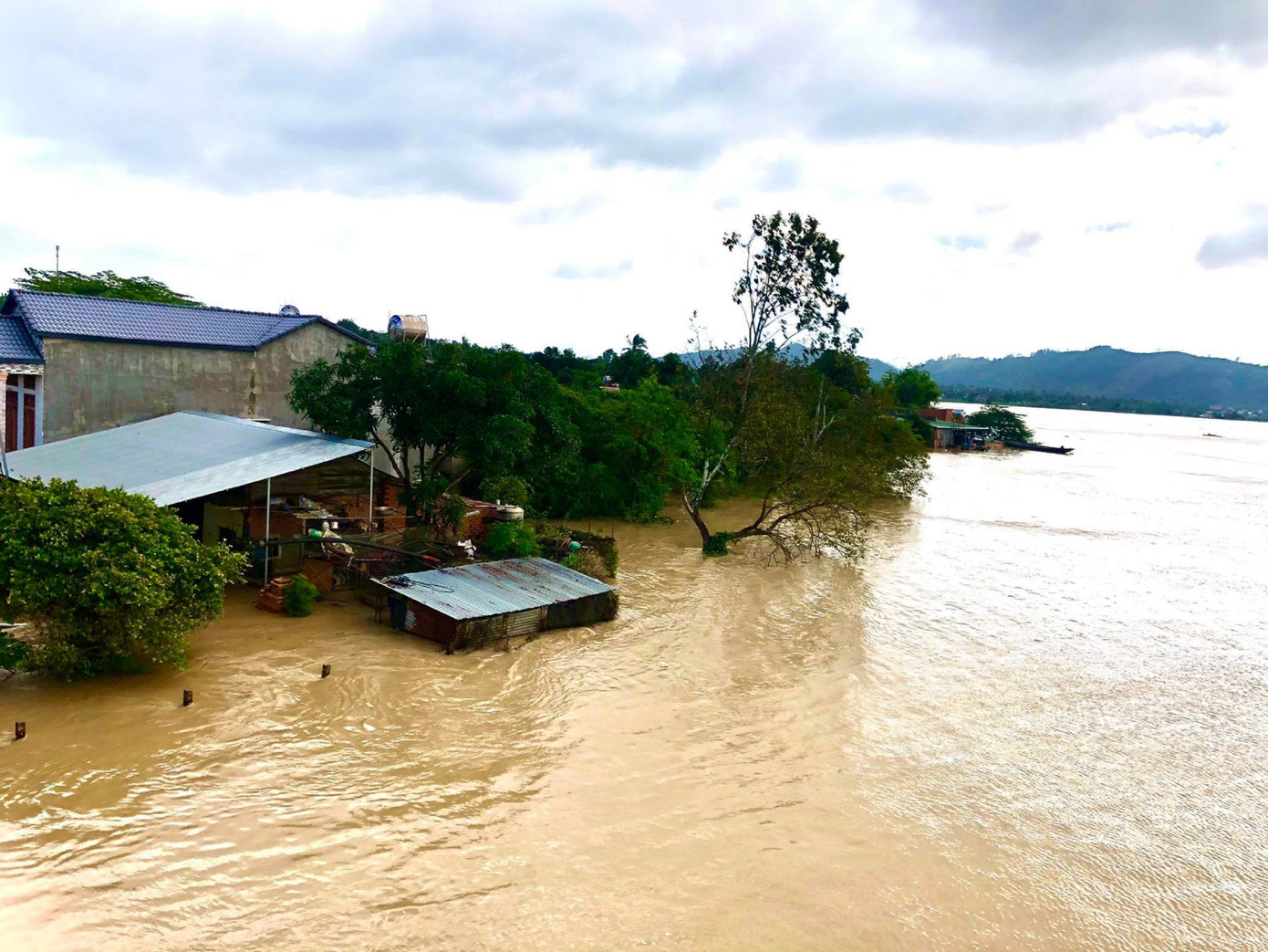 Nước lũ đổ về, hàng trăm hộ dân Đắk Lắk bị ngập nặng ảnh 3