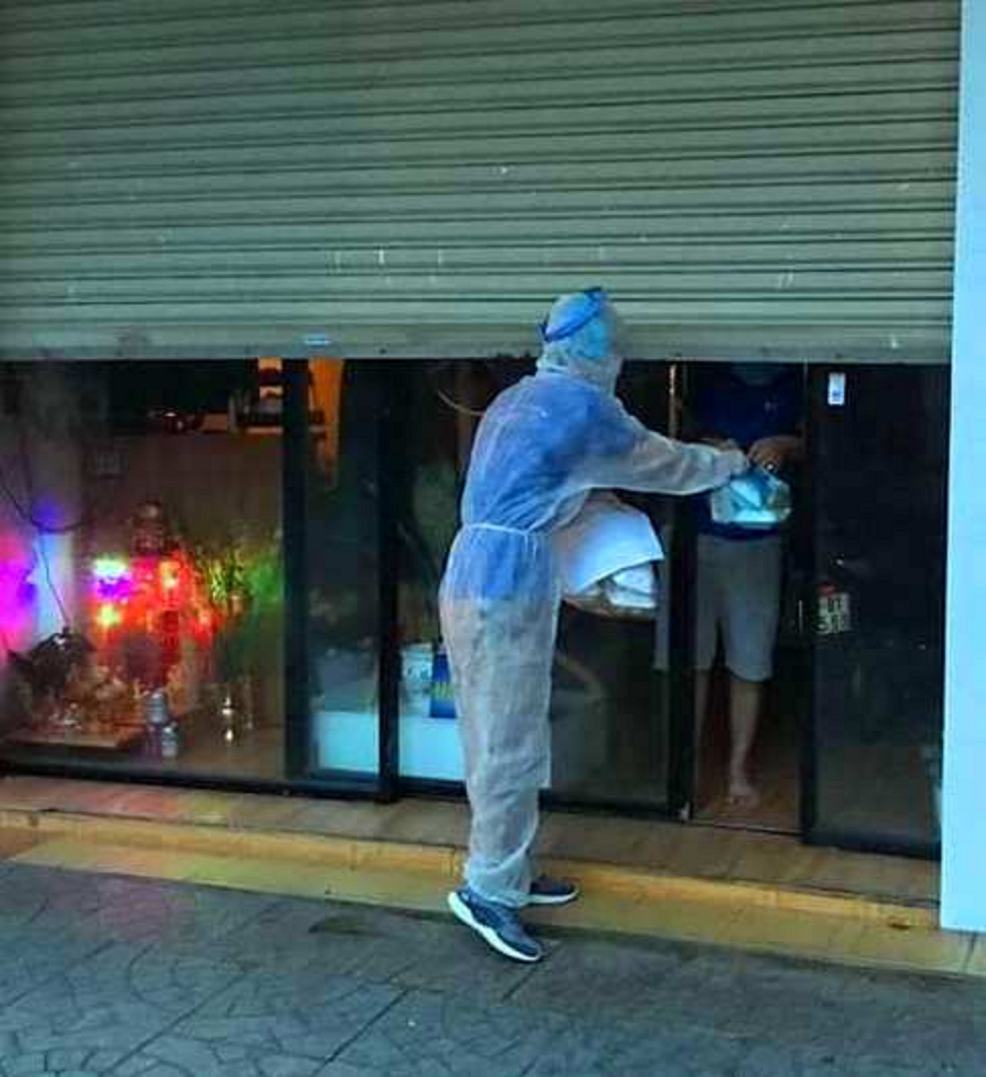 Những hành động đẹp ấm áp tình người trong mùa dịch ảnh 7