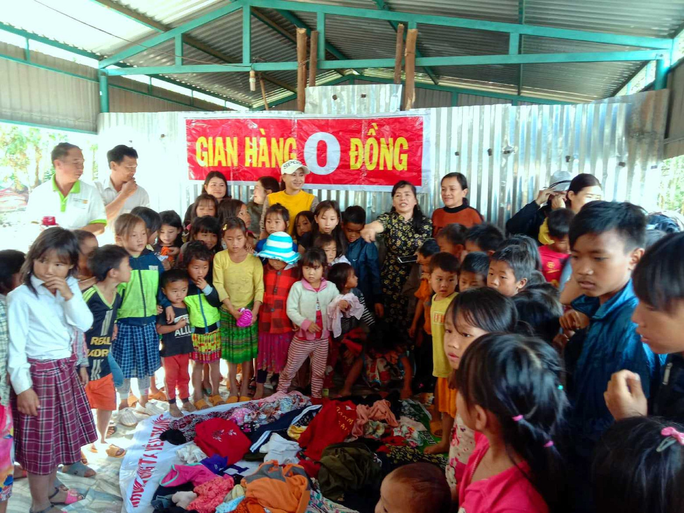 Ấm lòng những cửa hàng quần áo ‘0 đồng’ ở Đắk Lắk ảnh 1