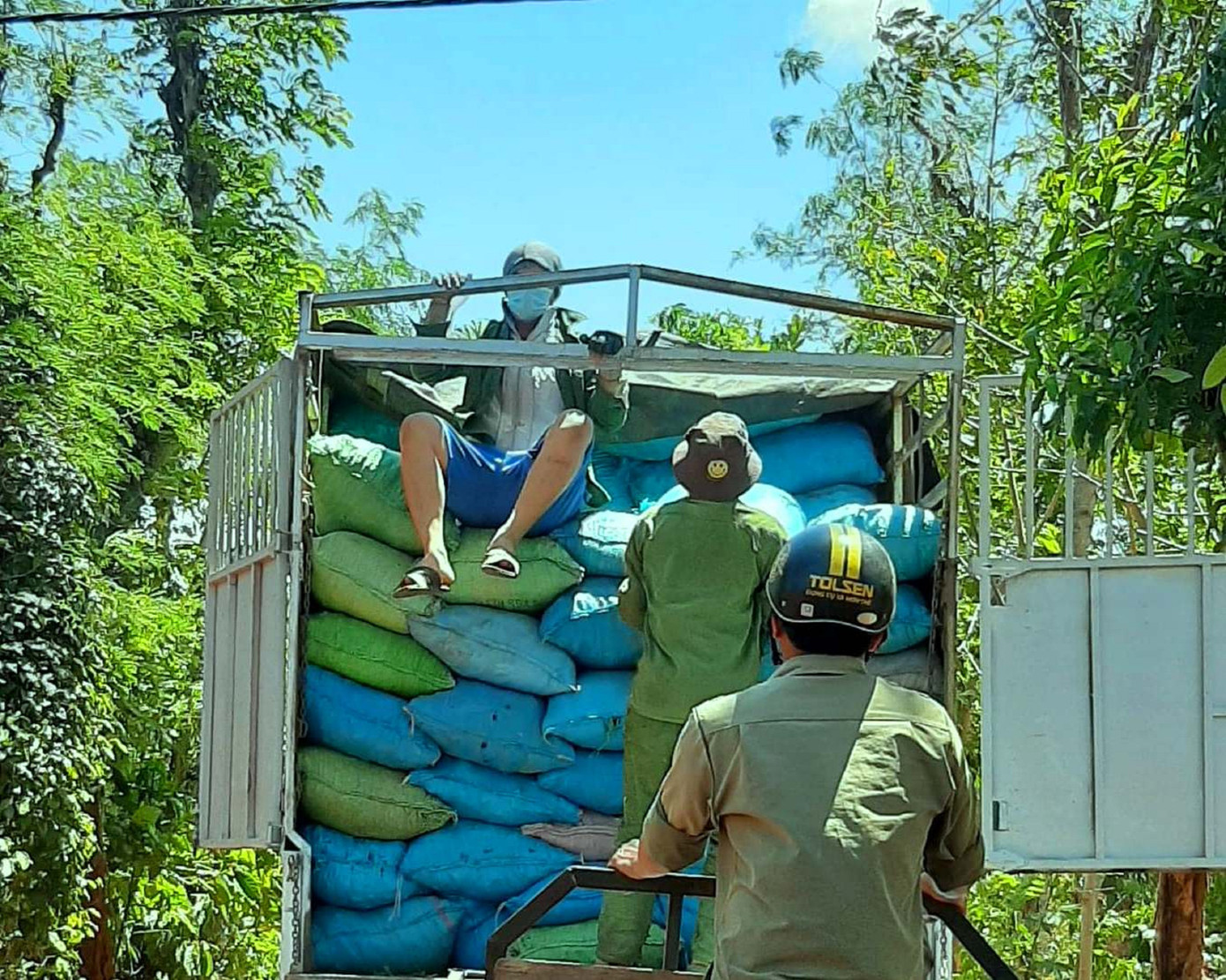 Người dân vùng sâu Đắk Lắk tăng thu nhập từ nghề... nhặt phân bò ảnh 3