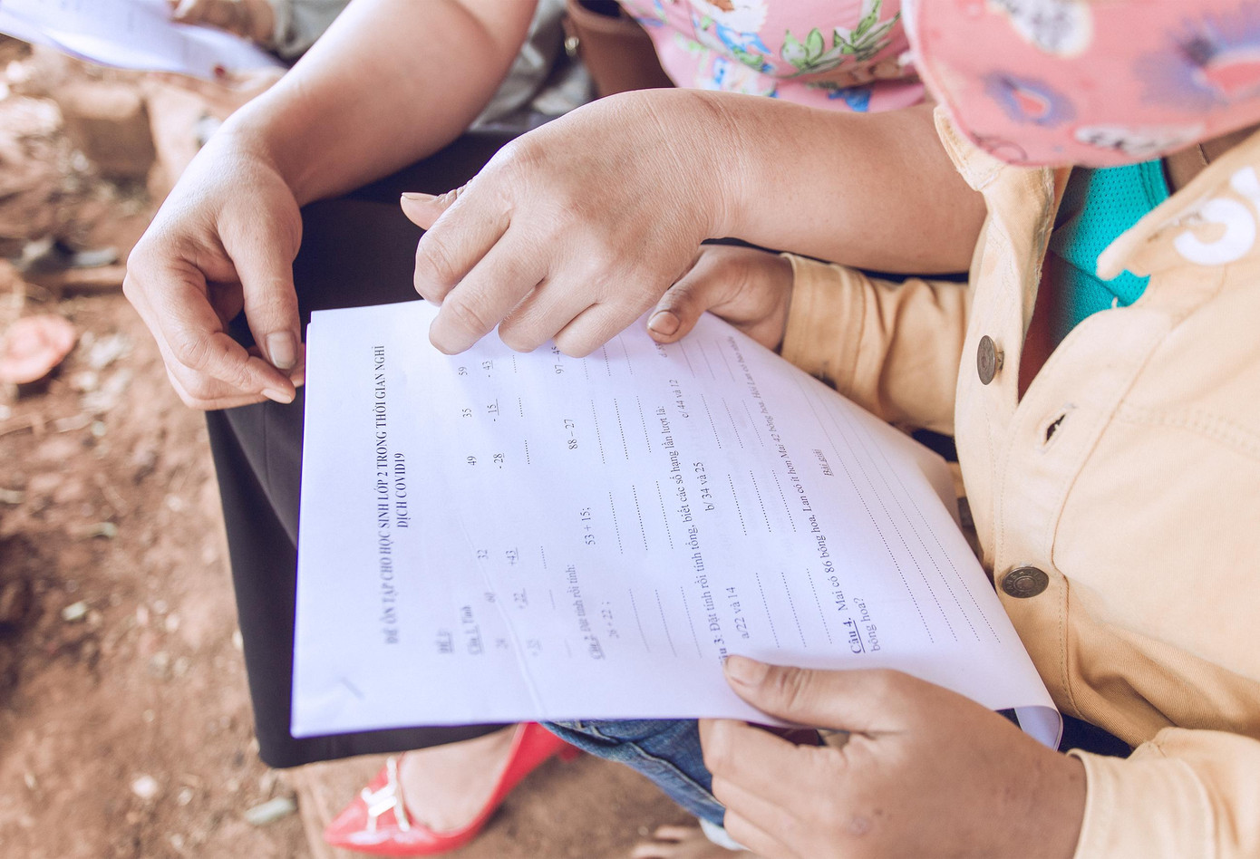 Học sinh vùng xa nhớ lớp, giáo viên đến tận buôn giao bài tập ảnh 2