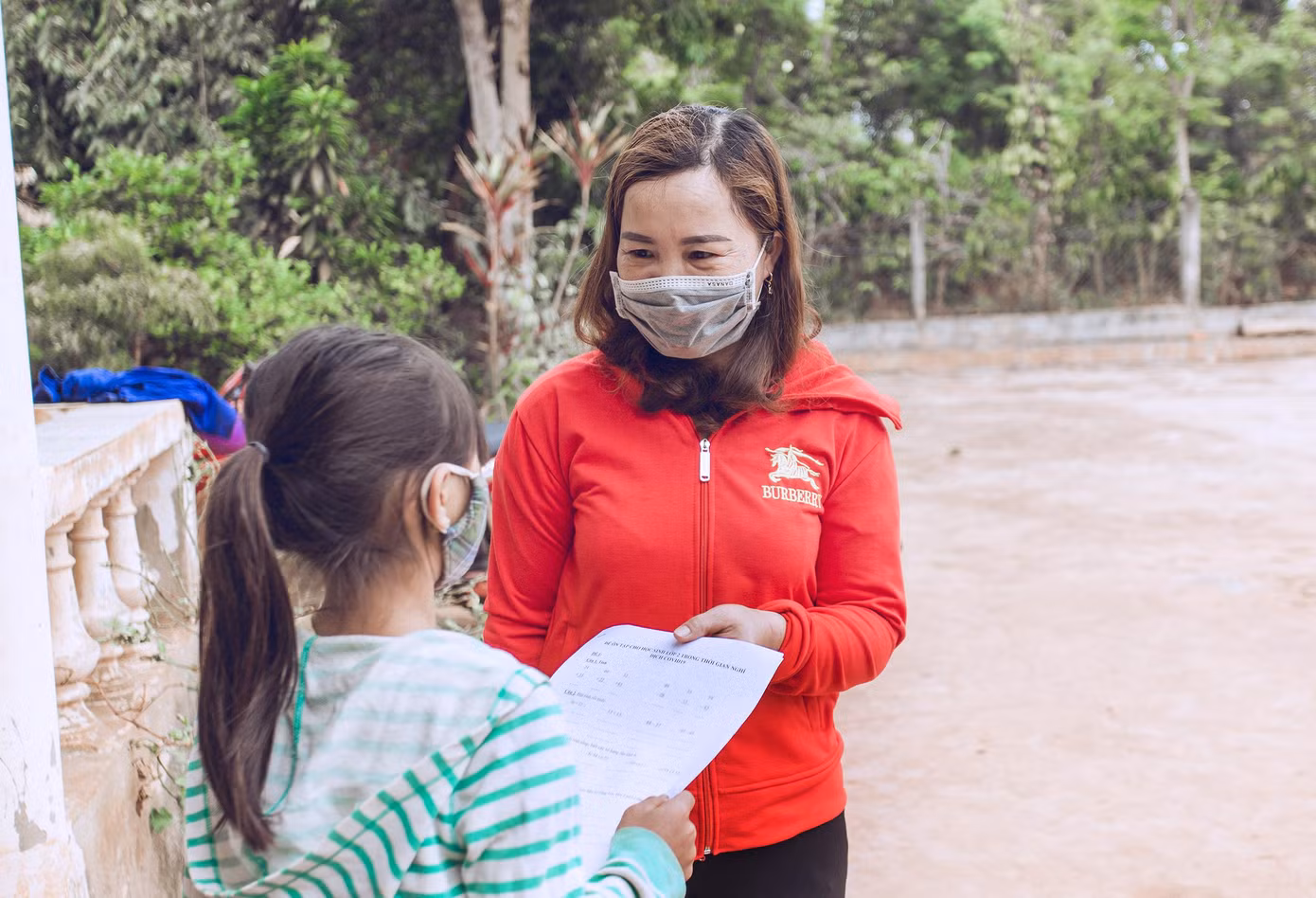 Học sinh vùng xa nhớ lớp, giáo viên đến tận buôn giao bài tập ảnh 1