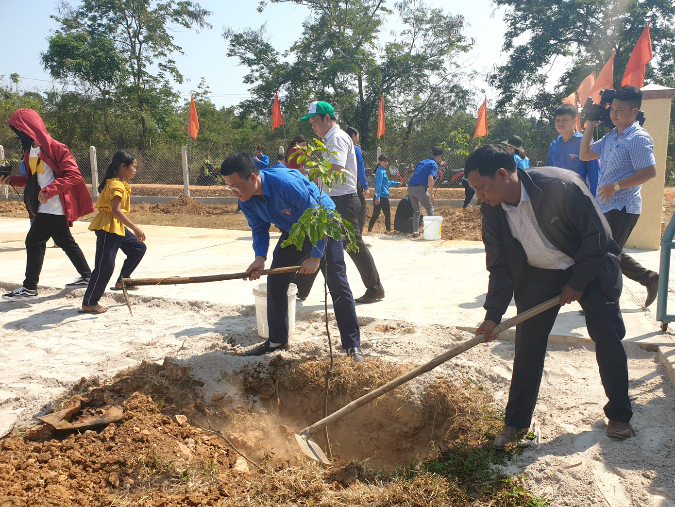 Những tấm lòng thơm thảo của Đoàn đến với đồng bào vùng sâu ảnh 3