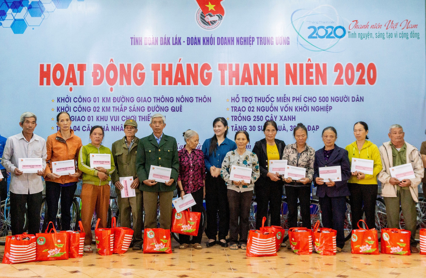 Những tấm lòng thơm thảo của Đoàn đến với đồng bào vùng sâu ảnh 6