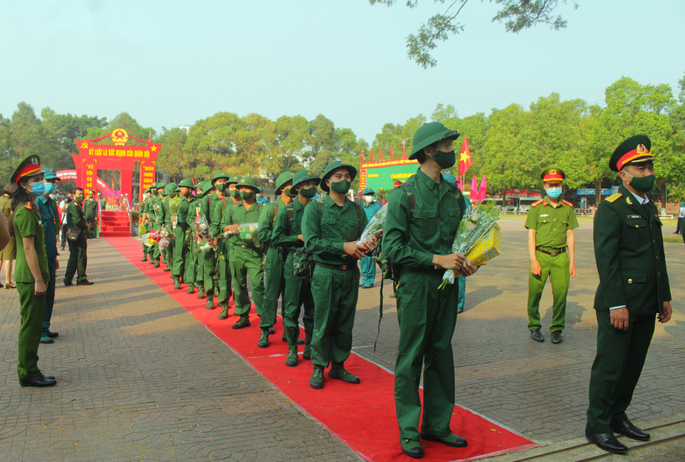 Tân binh các tỉnh thành náo nức lên đường nhập ngũ ảnh 8