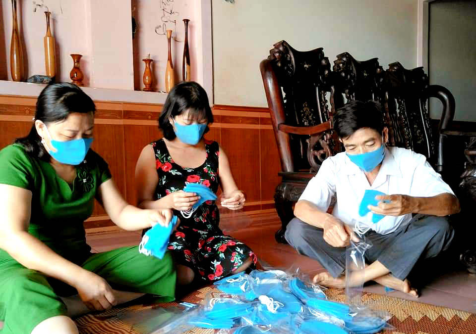 Thầy cô tranh thủ nghỉ lễ dọn vệ sinh, may khẩu trang tặng học sinh ảnh 3