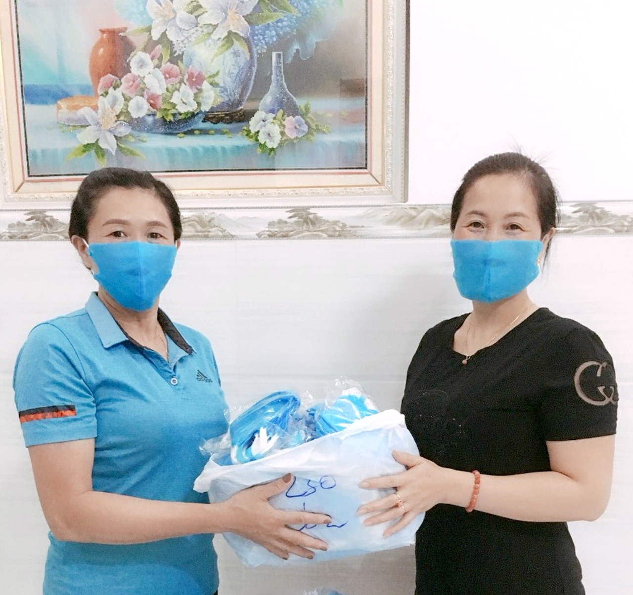 Thầy cô tranh thủ nghỉ lễ dọn vệ sinh, may khẩu trang tặng học sinh ảnh 1