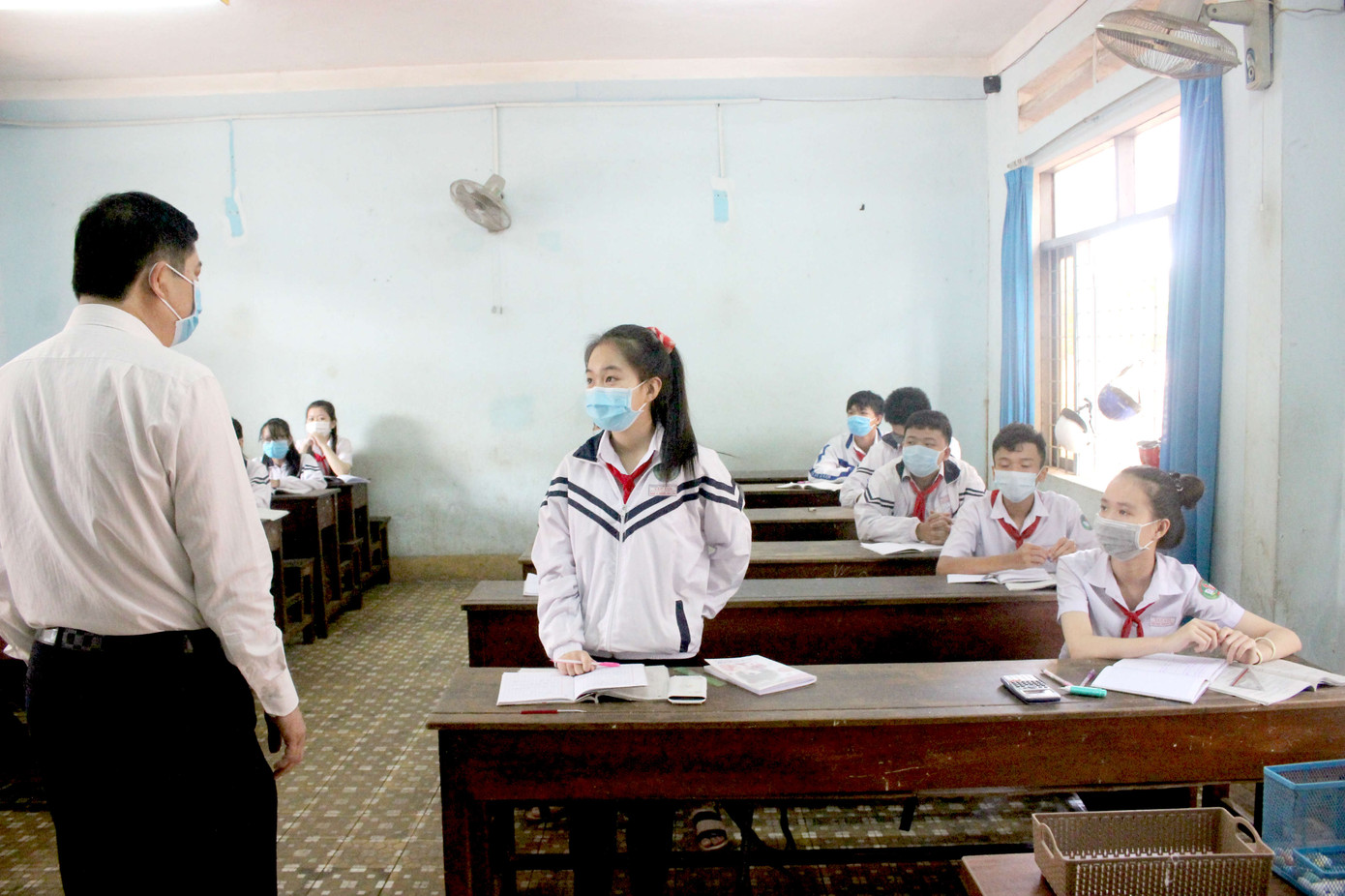 Thầy cô tranh thủ nghỉ lễ dọn vệ sinh, may khẩu trang tặng học sinh ảnh 4