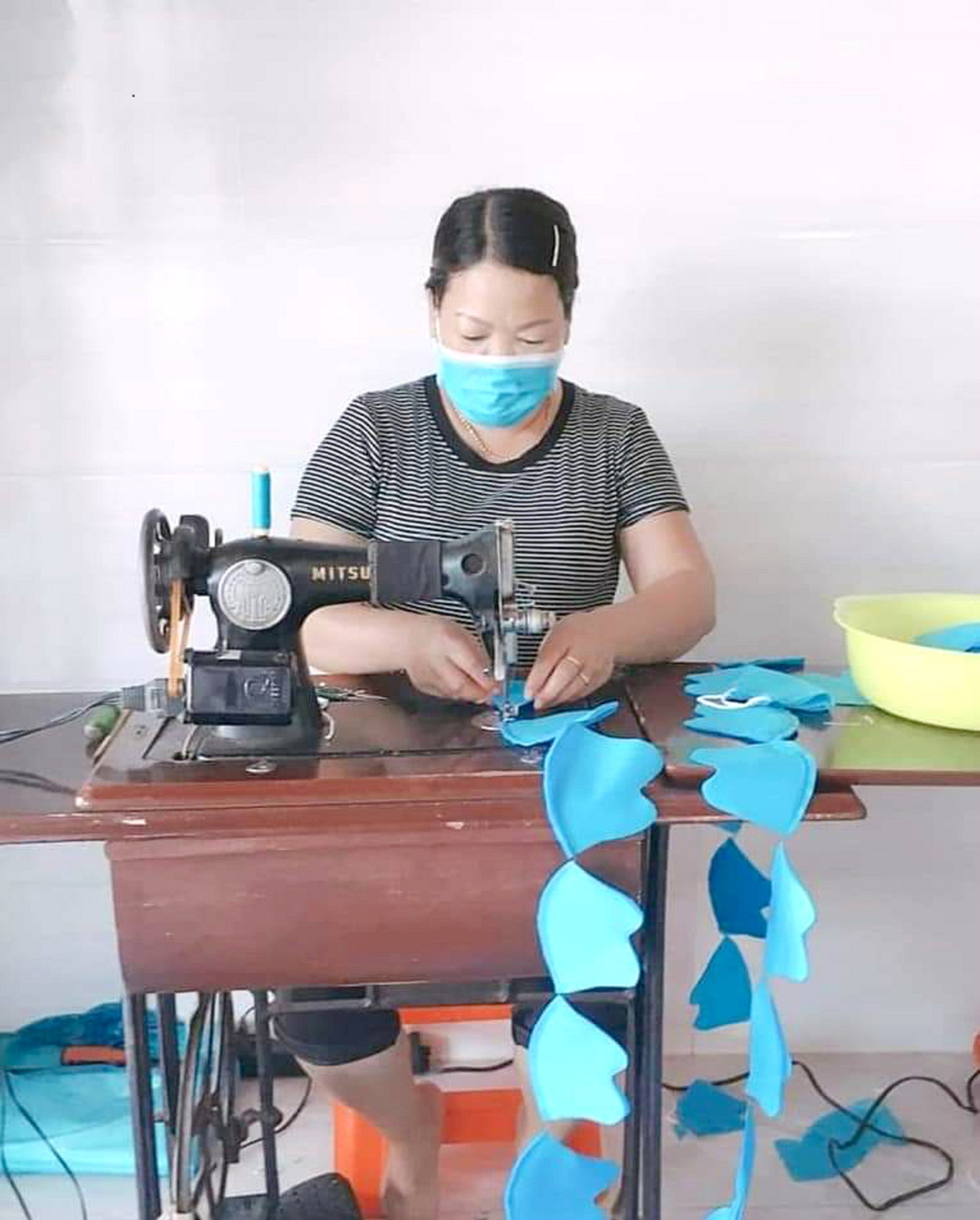 Thầy cô tranh thủ nghỉ lễ dọn vệ sinh, may khẩu trang tặng học sinh ảnh 2