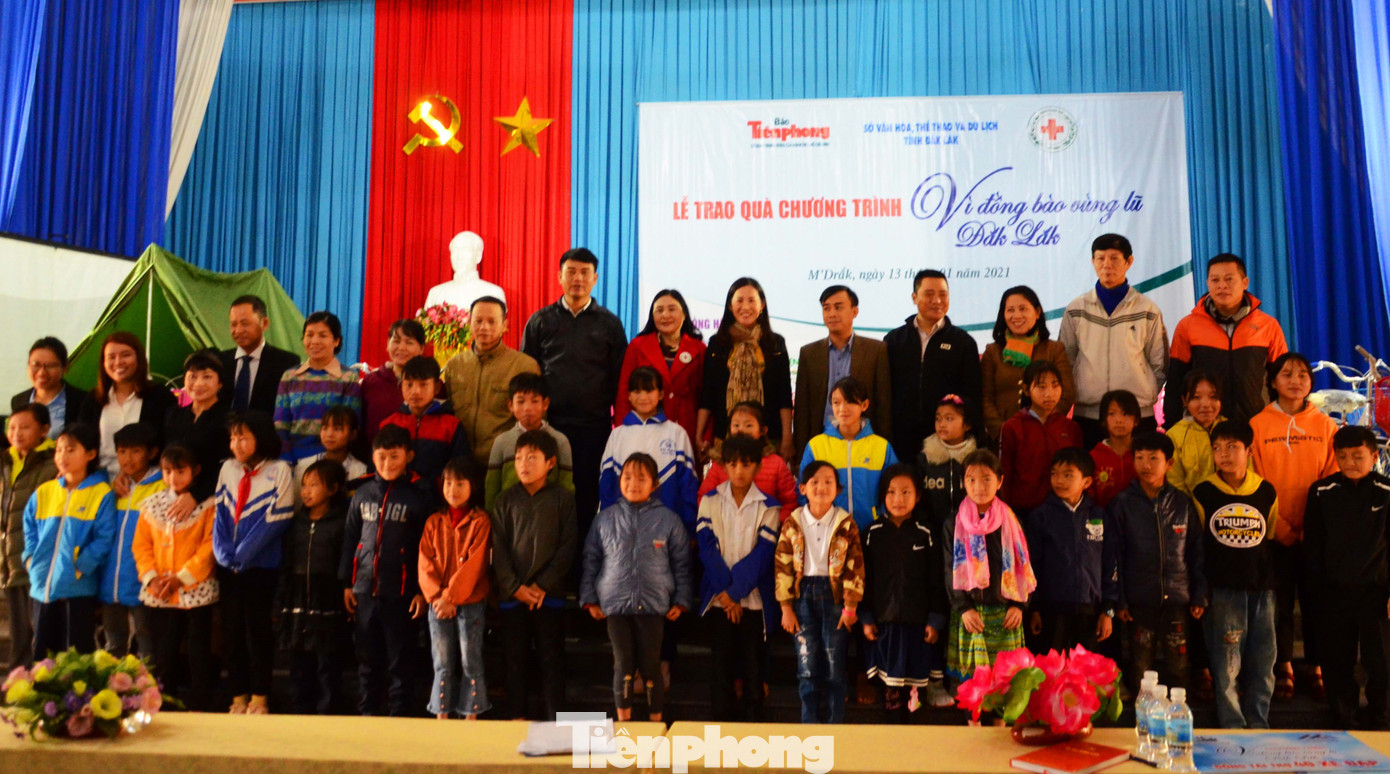 Người dân vùng lũ Đắk Lắk nhận quà ý nghĩa, thiết thực trước Tết ảnh 9