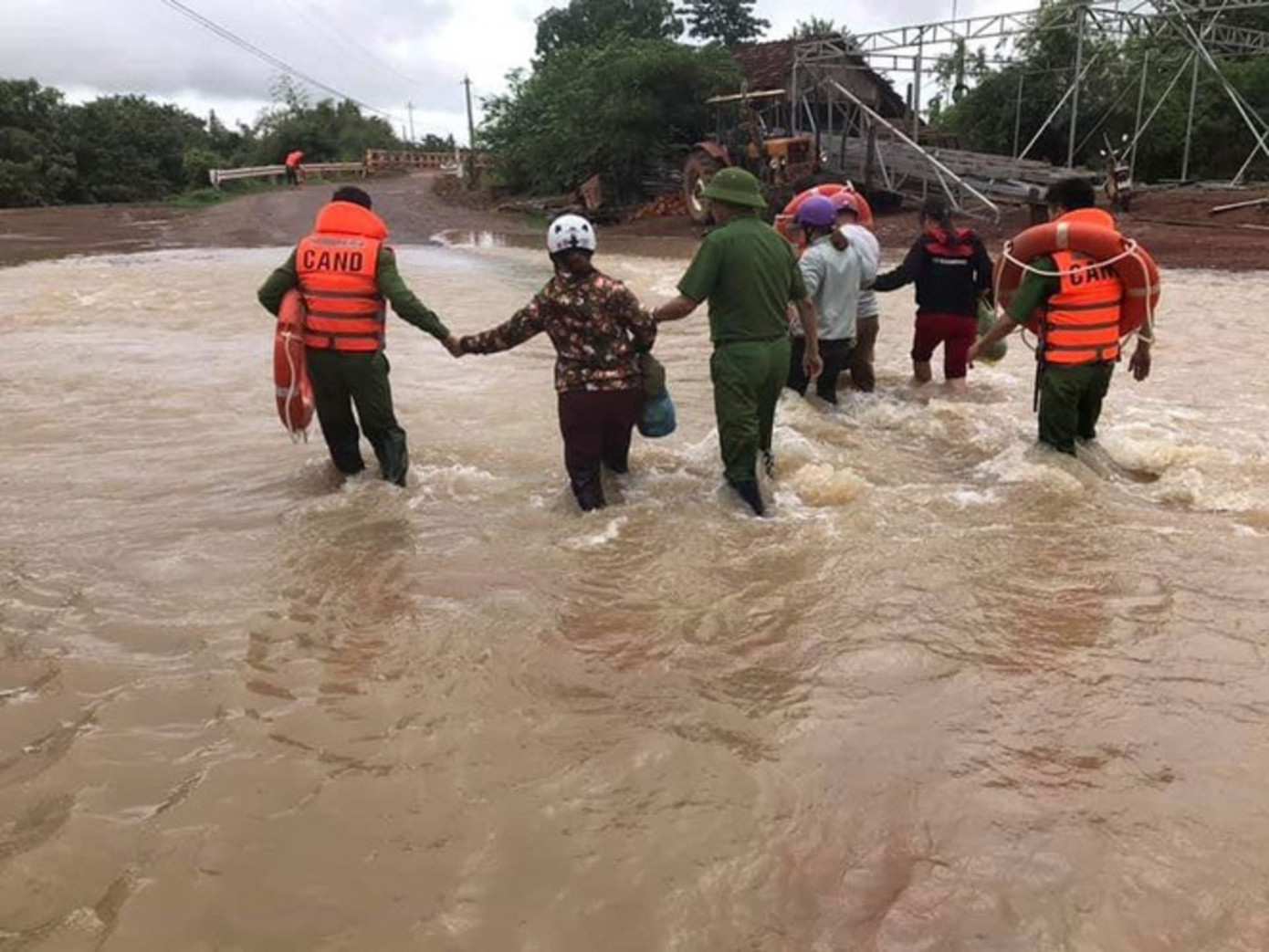 Trực thăng, xe bọc thép sẵn sàng ứng phó với bão số 9 ảnh 39