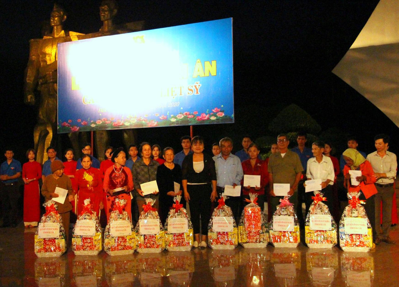 Đắk Lắk: Những ngọn nến thắp sáng 2.306 phần mộ liệt sỹ ảnh 5