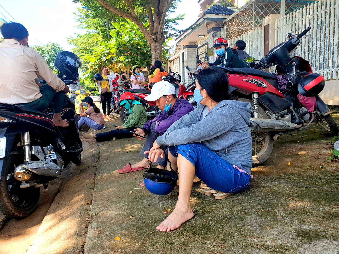 Đi hơn 200 cây số sang Đắk Lắk động viên con thi tốt nghiệp đợt 2 ảnh 2