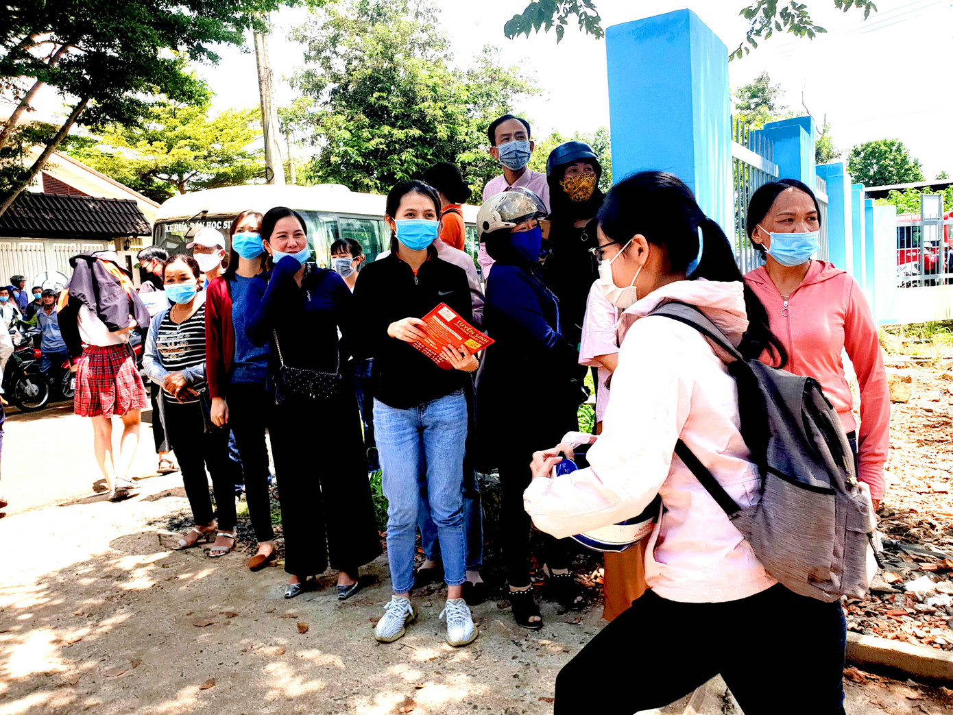 Đi hơn 200 cây số sang Đắk Lắk động viên con thi tốt nghiệp đợt 2 ảnh 1