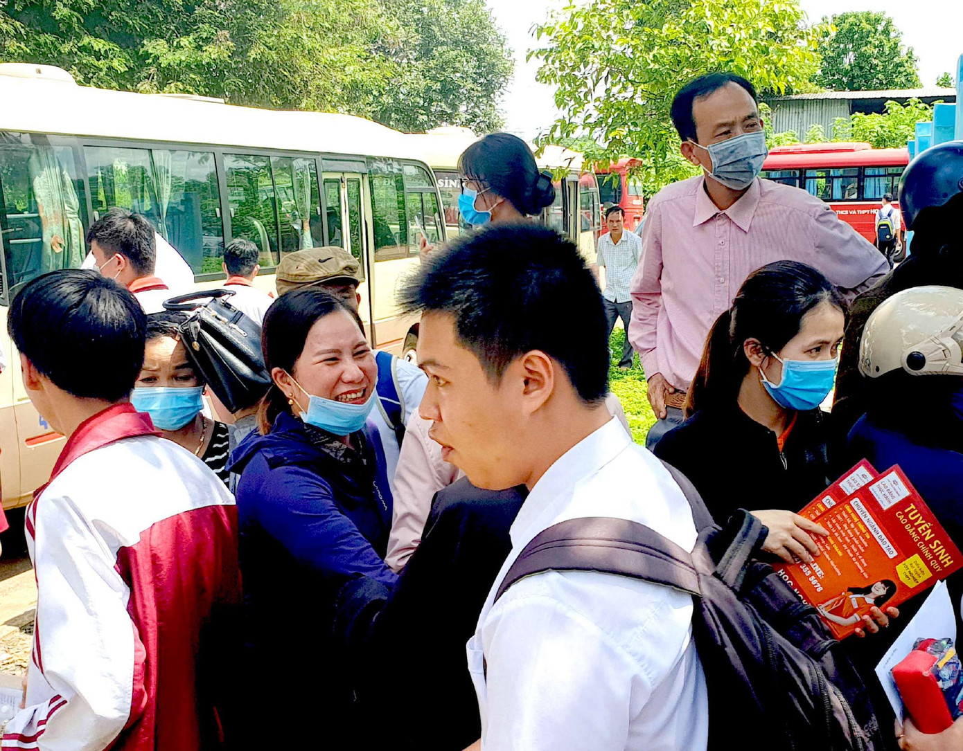 Đi hơn 200 cây số sang Đắk Lắk động viên con thi tốt nghiệp đợt 2 ảnh 3