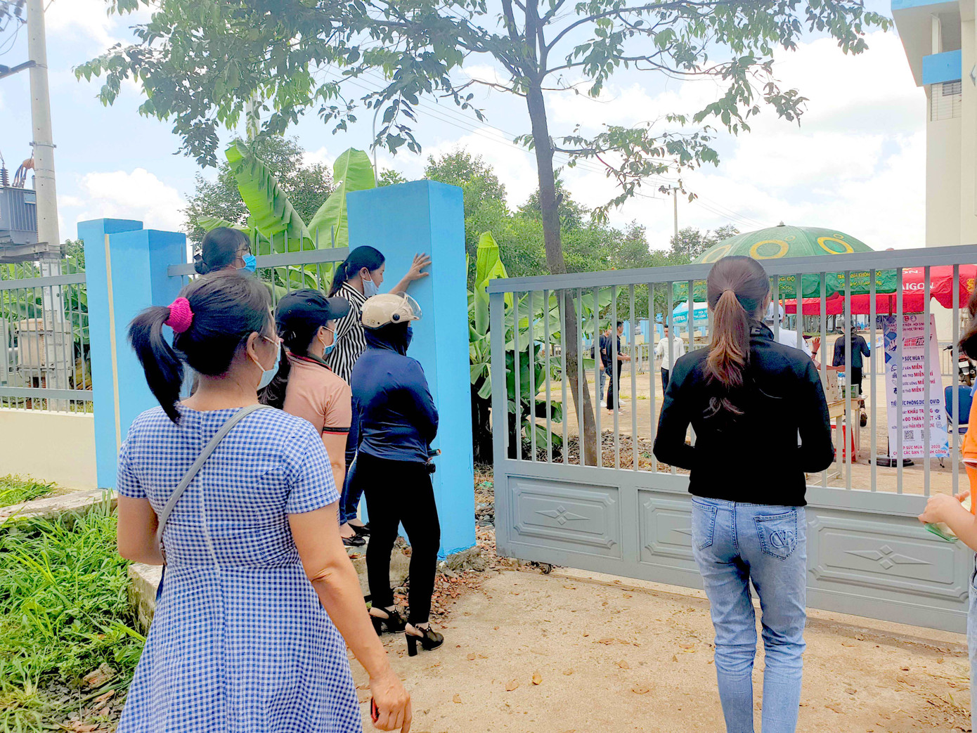 Đi hơn 200 cây số sang Đắk Lắk động viên con thi tốt nghiệp đợt 2 ảnh 4