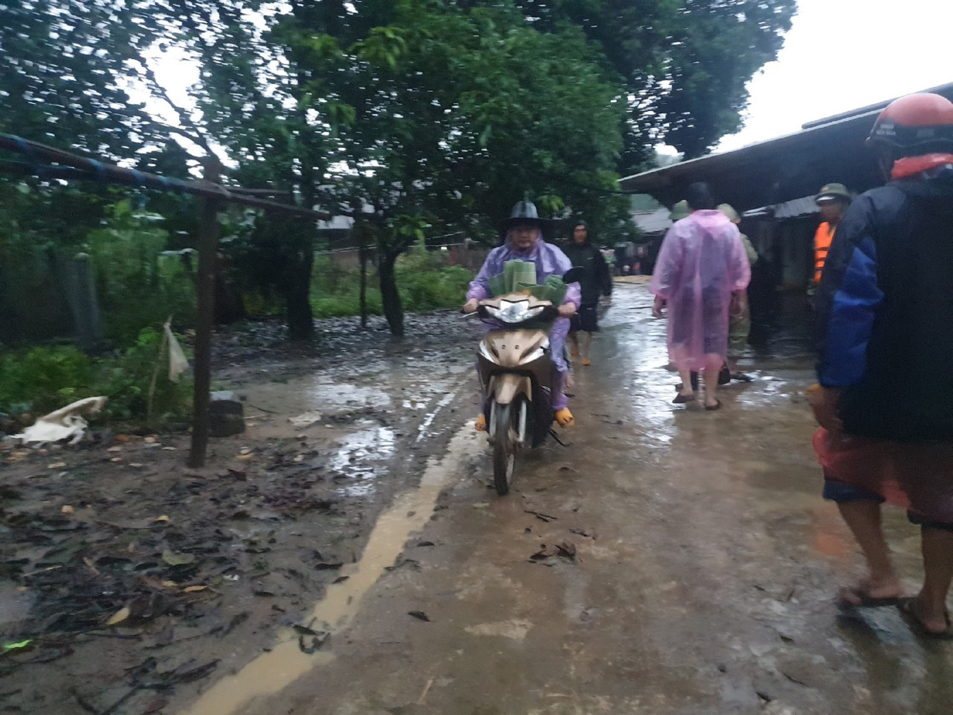 Bộ Nông nghiệp đến nơi hàng trăm người dân Đắk Lắk phải sơ tán trong đêm ảnh 3