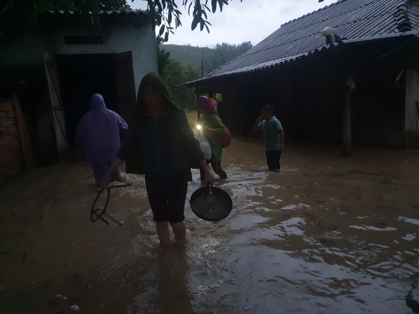 Bộ Nông nghiệp đến nơi hàng trăm người dân Đắk Lắk phải sơ tán trong đêm ảnh 2