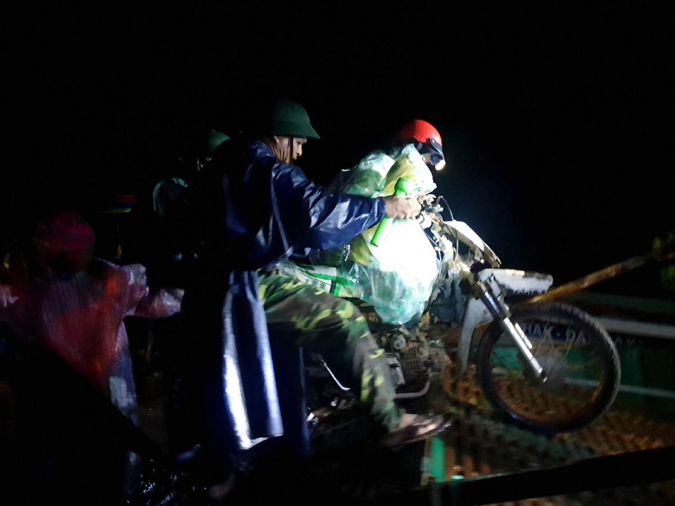 Bộ Nông nghiệp đến nơi hàng trăm người dân Đắk Lắk phải sơ tán trong đêm ảnh 4