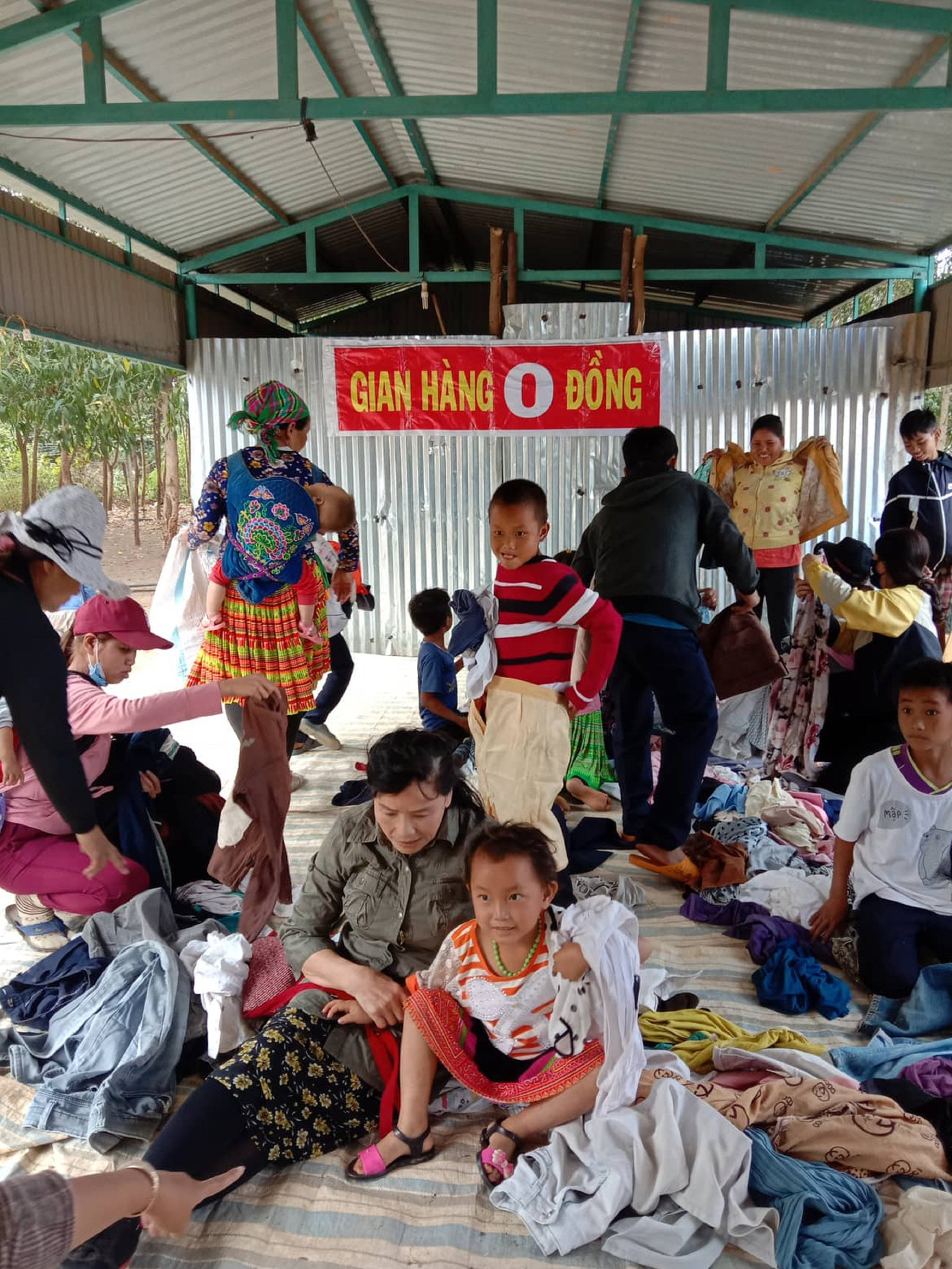 Ấm lòng những cửa hàng quần áo ‘0 đồng’ ở Đắk Lắk ảnh 2