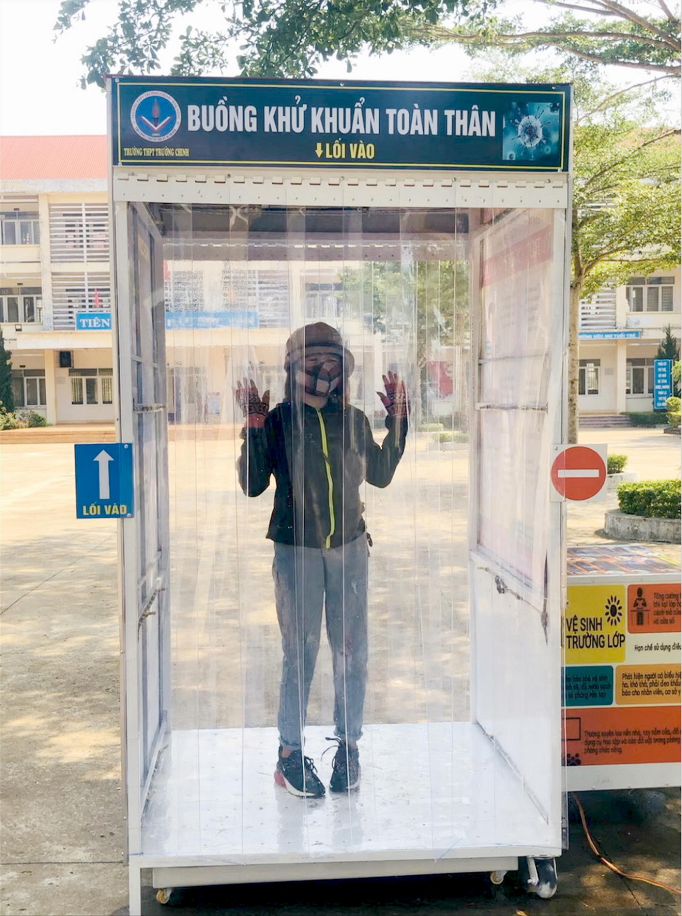 Buồng khử khuẩn 3 giây của thầy giáo vùng sâu đón học sinh quay lại trường ảnh 4